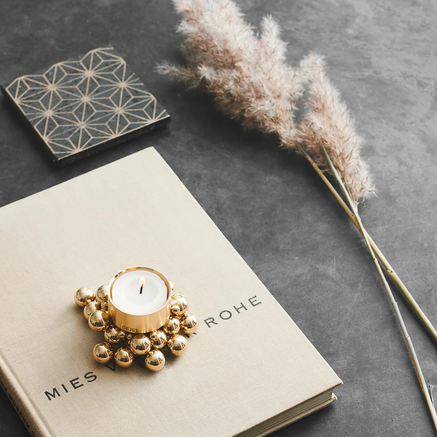 Molekyl fyrfadsstage, Messing Gejst