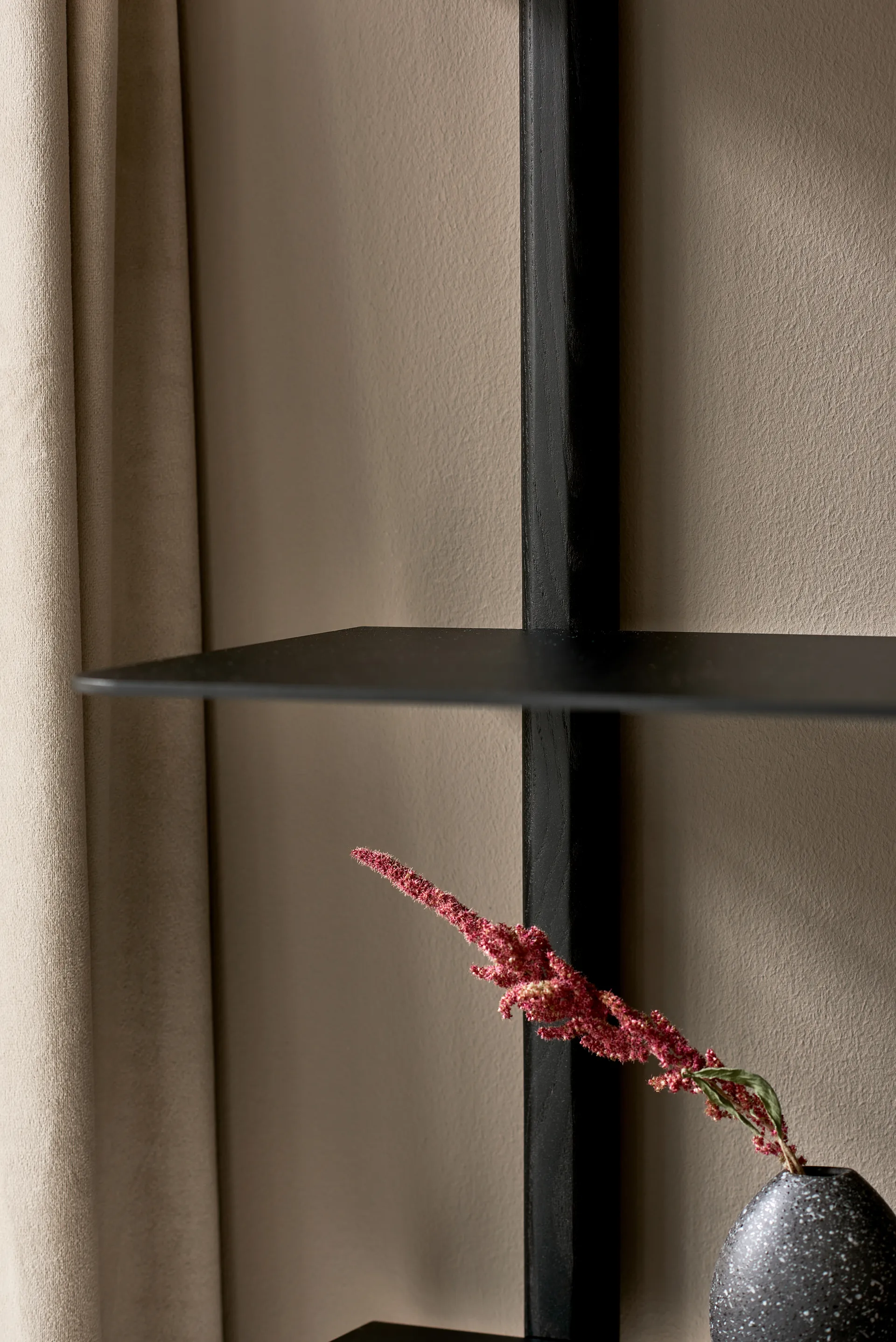 Nivo hylde A large, Sortbejdset ask/Sort Gejst