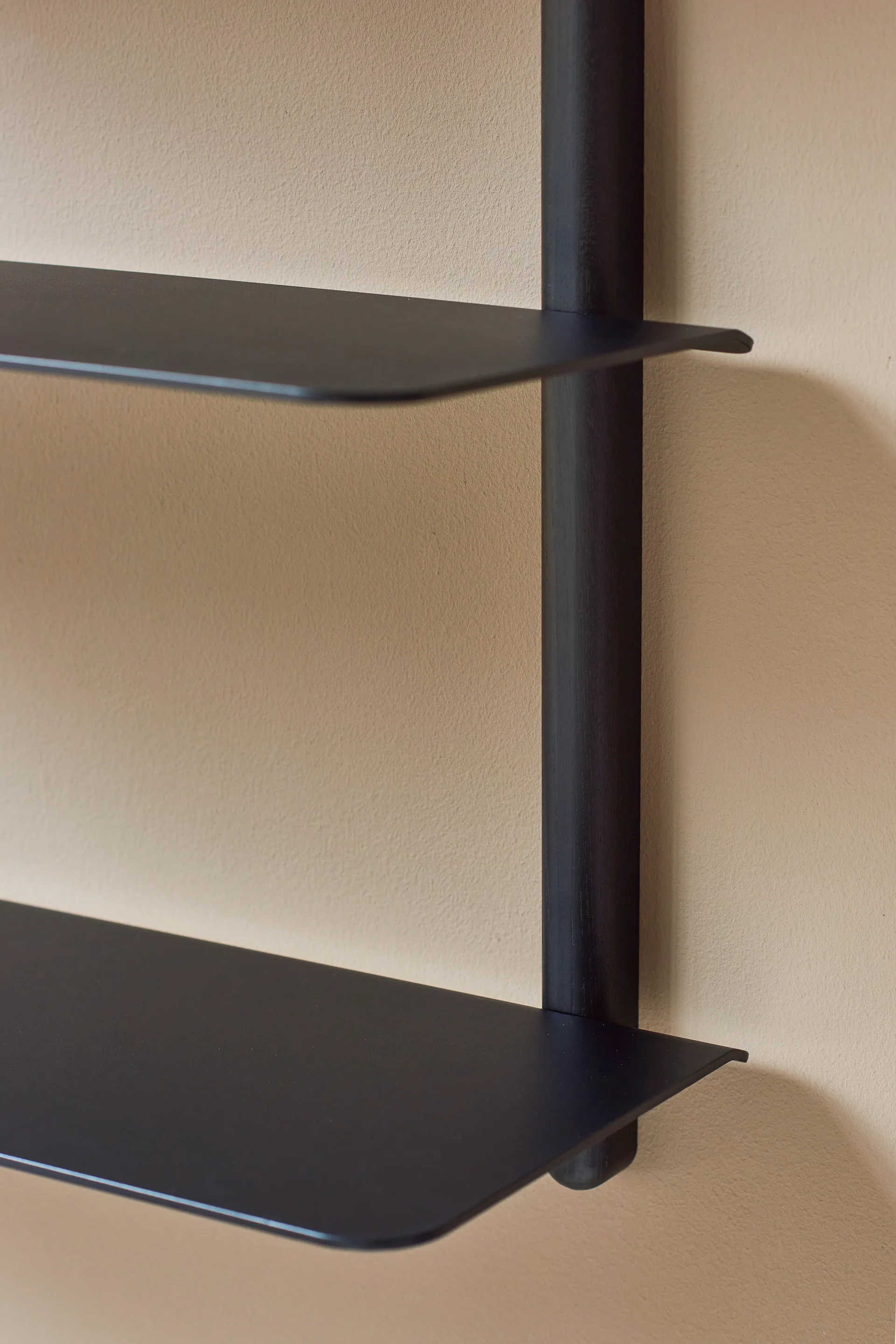 Nivo hylde A large, Sortbejdset ask/Sort Gejst