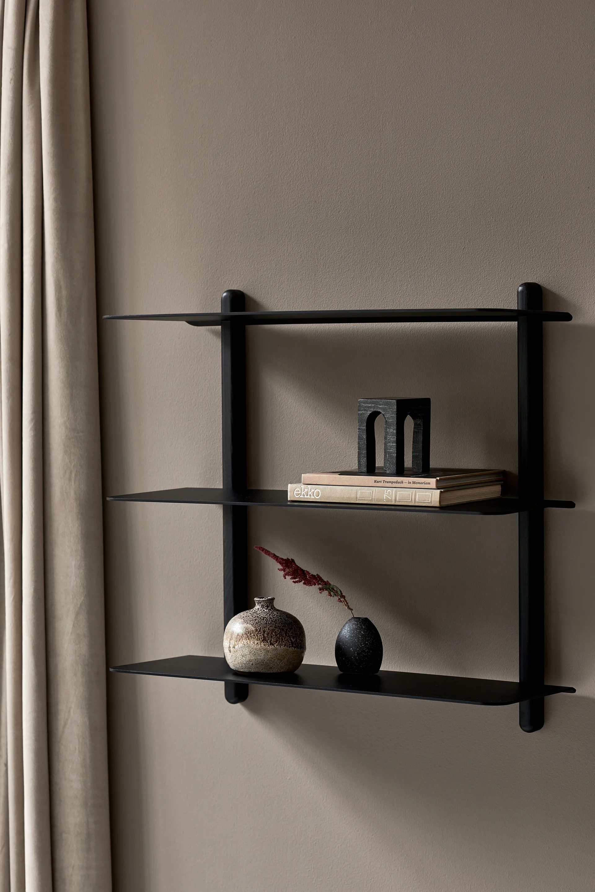 Nivo hylde A large, Sortbejdset ask/Sort Gejst