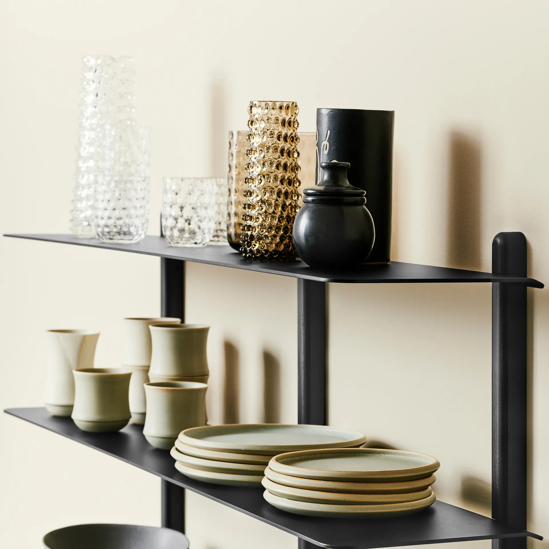 Nivo hylde D large, Sortbejdset ask/Sort Gejst