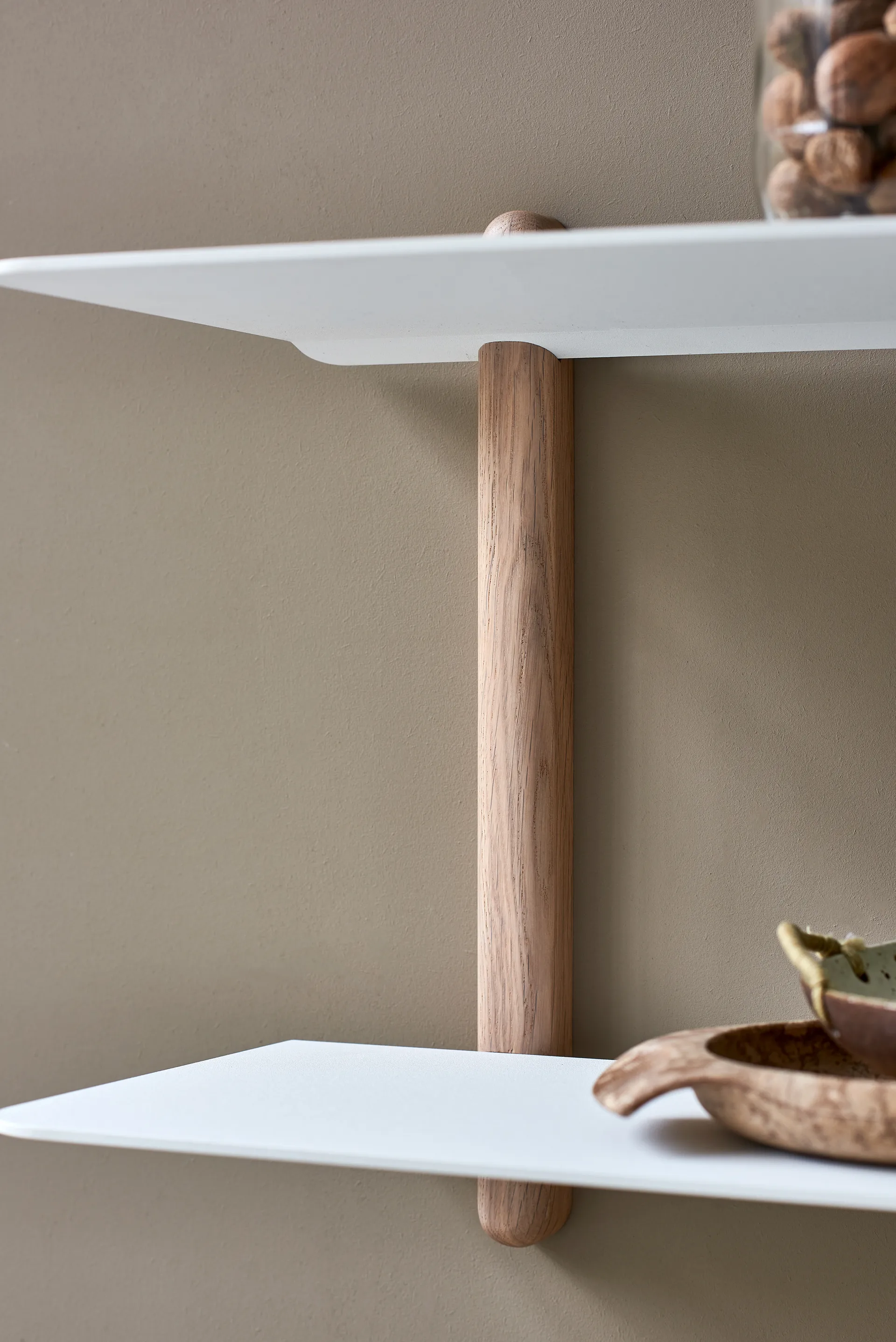 Nivo hylde F large, Lys eg/Hvid Gejst