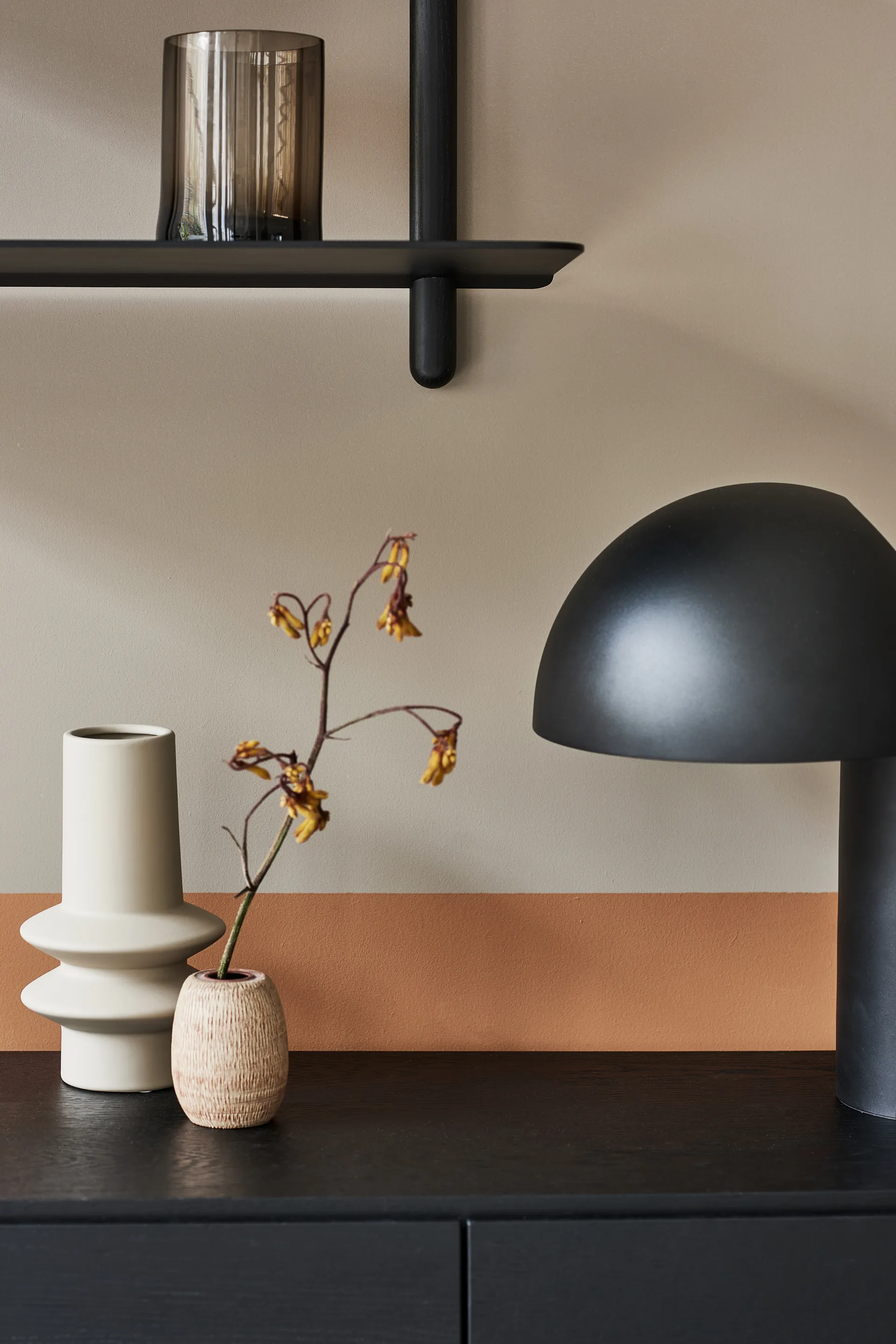 Nivo hylde F large, Sortbejdset ask/Sort Gejst