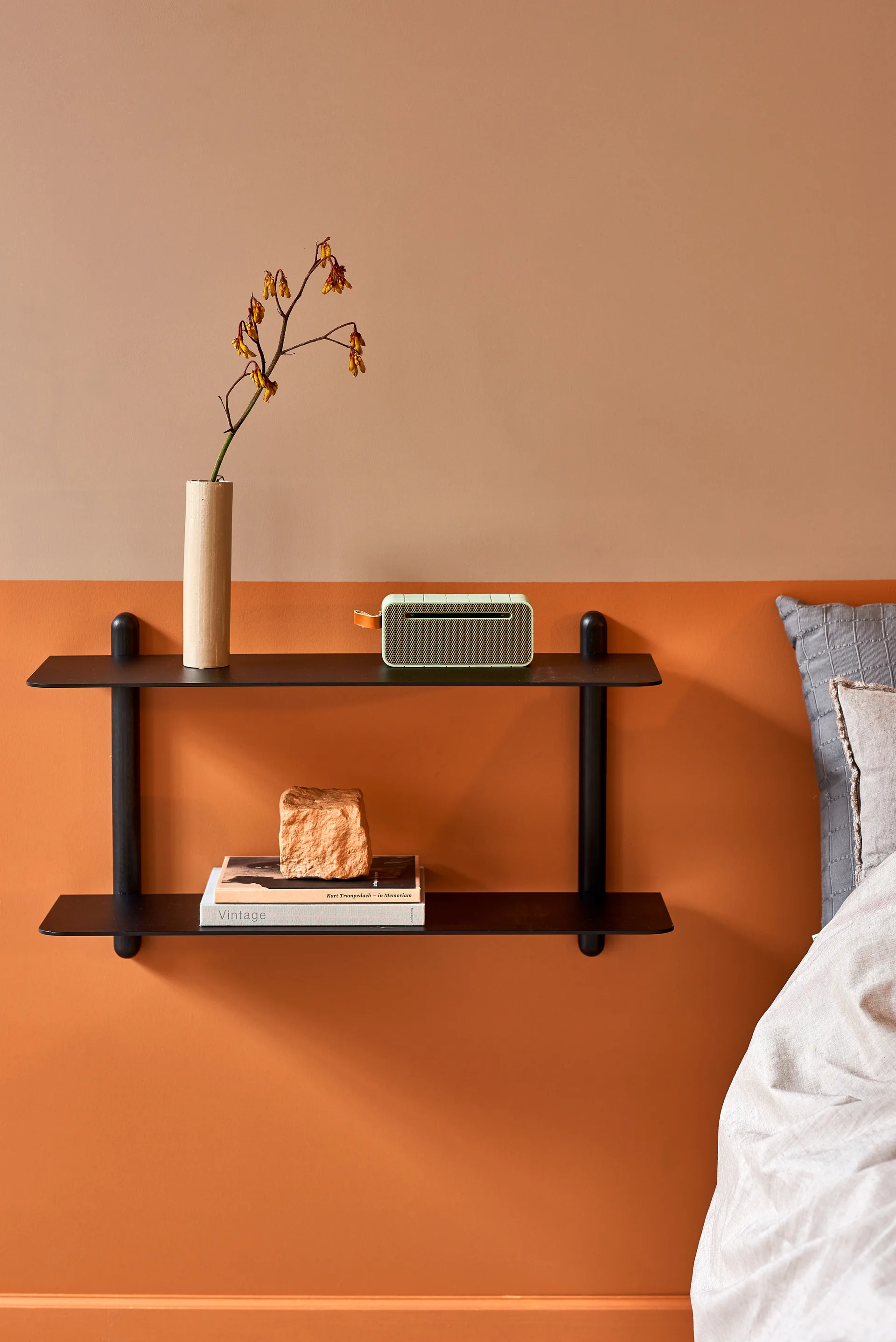 Nivo hylde F large, Sortbejdset ask/Sort Gejst