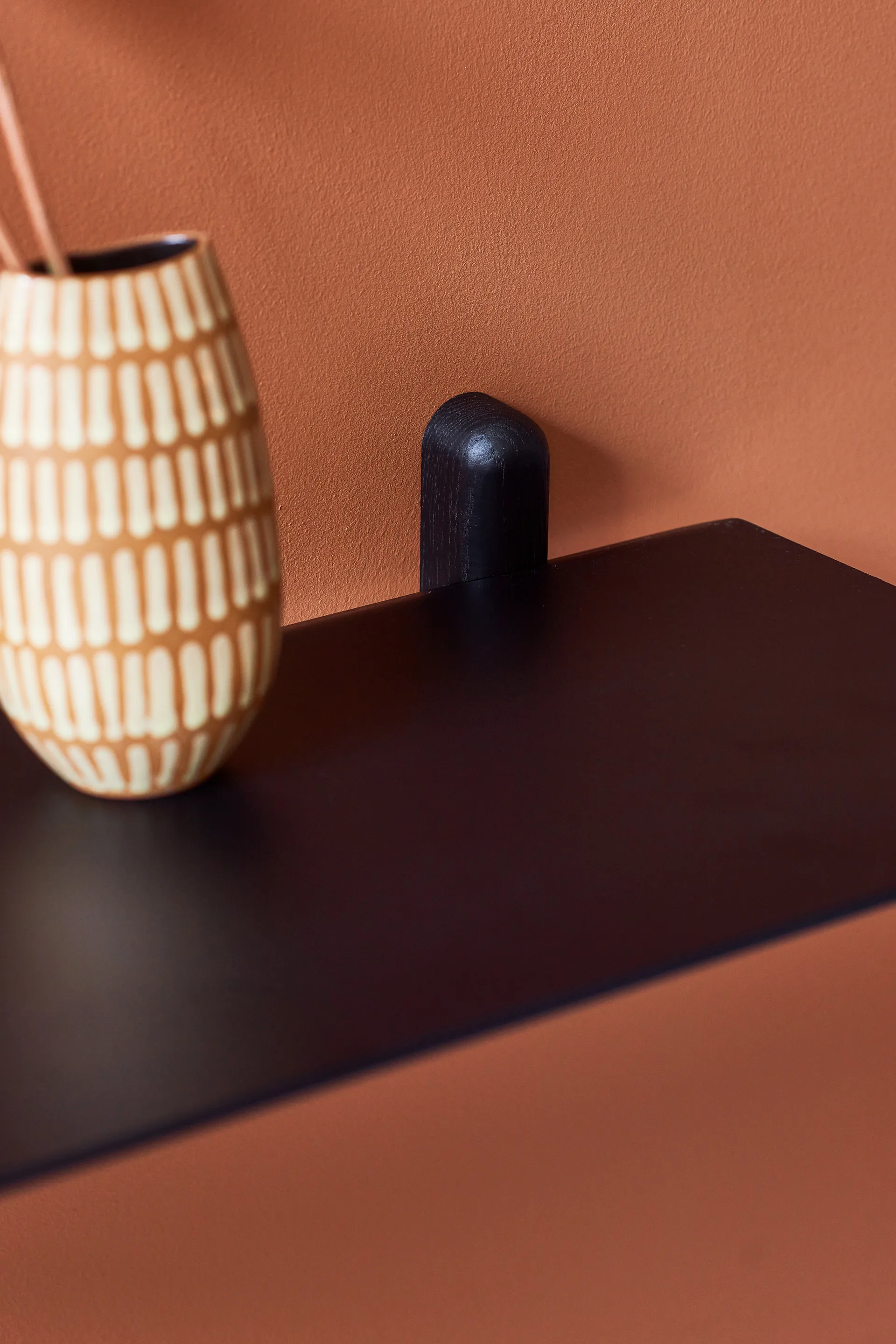 Nivo hylde G large, Sortbejdset ask/Sort Gejst