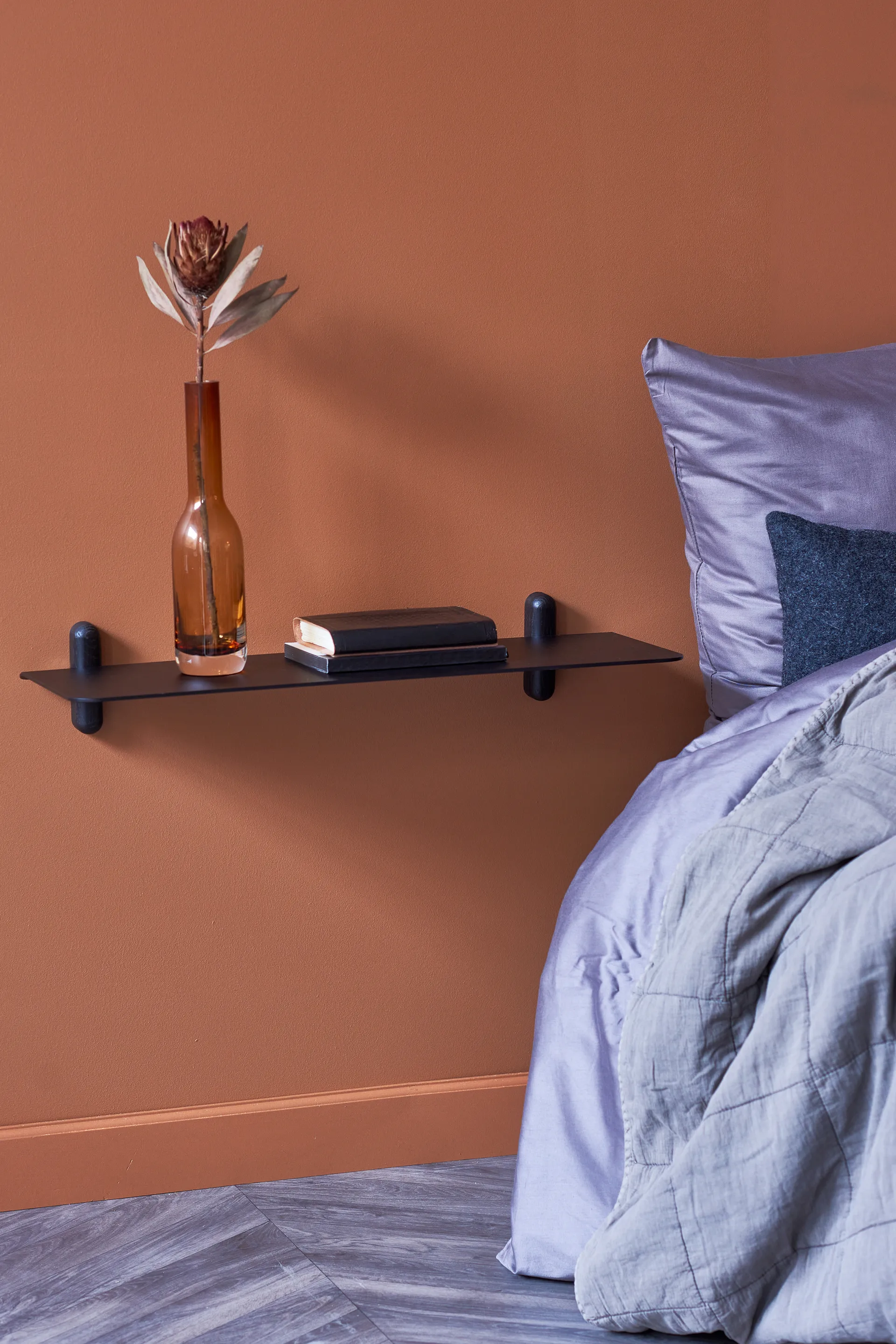 Nivo hylde G large, Sortbejdset ask/Sort Gejst