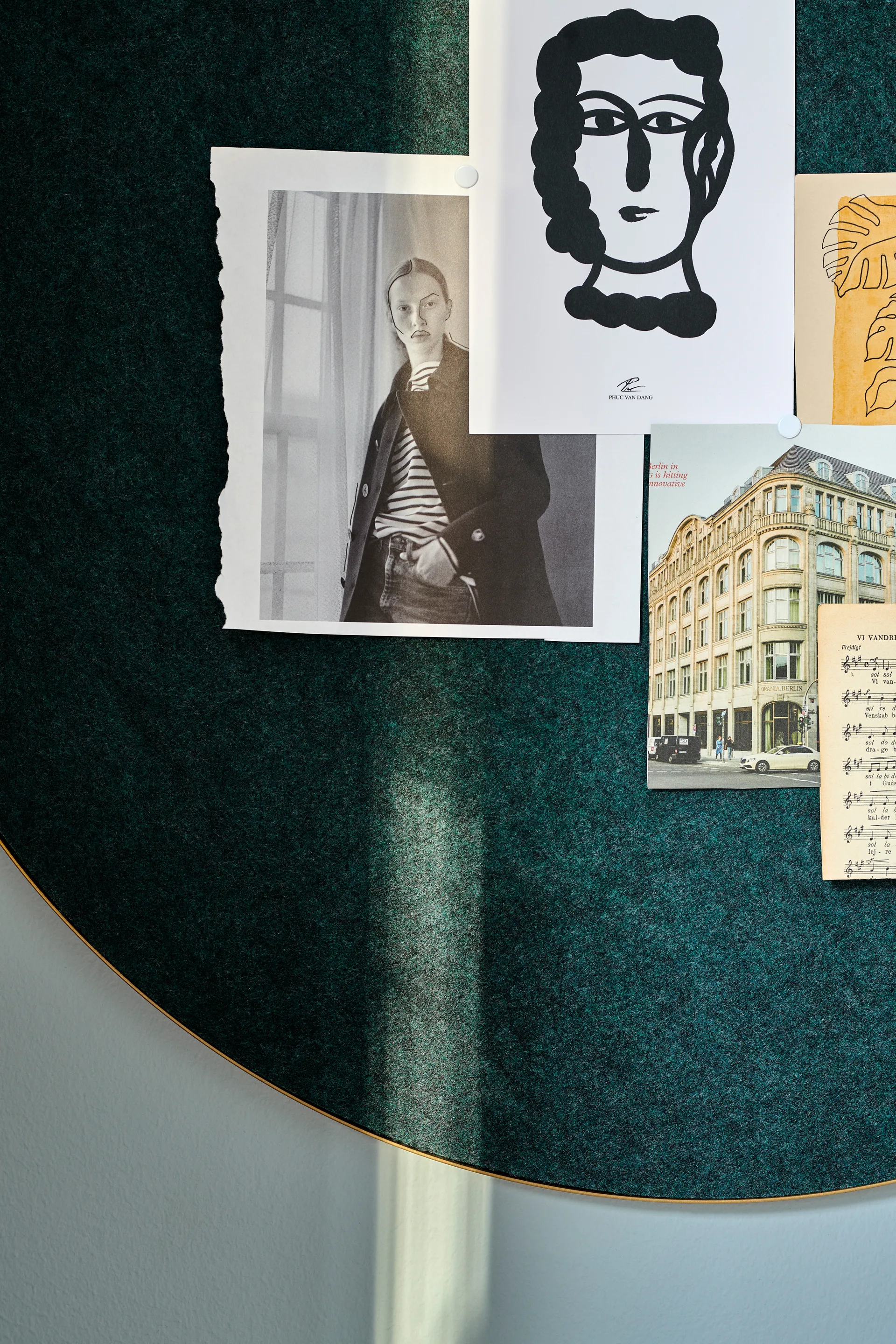 Retell pinboard opslagstavle Ø80 cm, Grøn/Messing Gejst