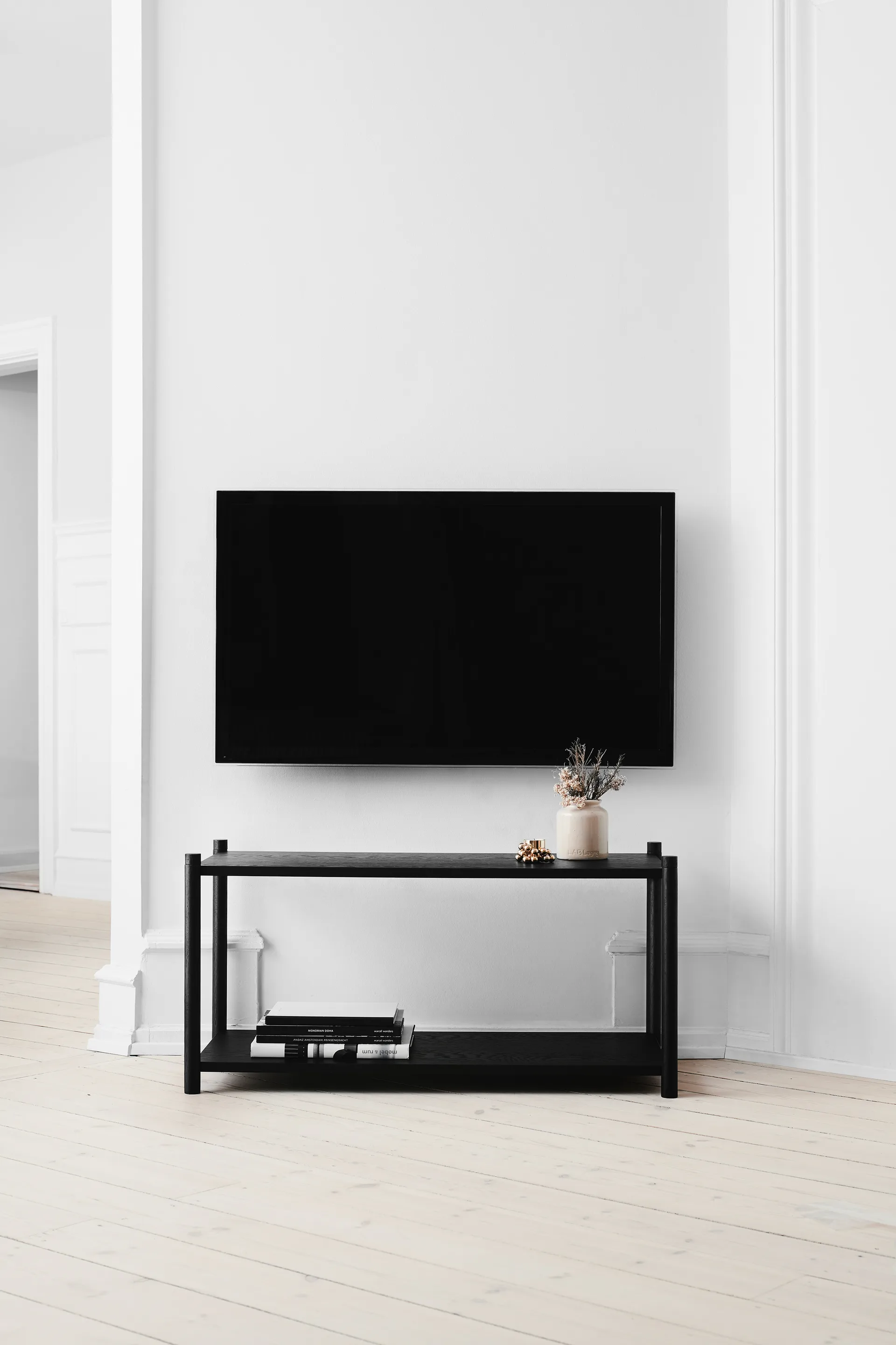 Sceene bookcase F, Sortbejdset eg Gejst