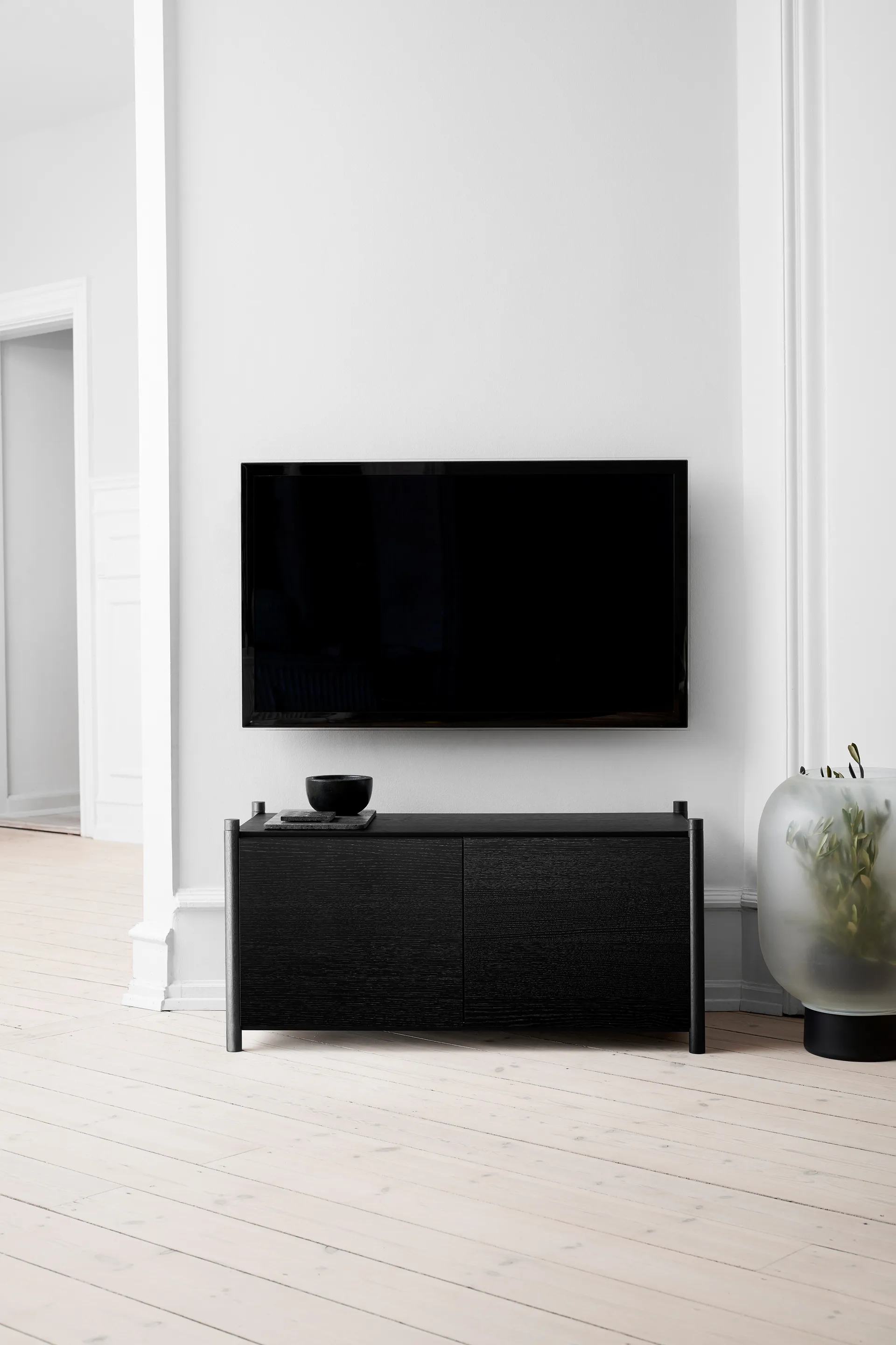 Sceene bookcase G, Sortbejdset eg Gejst