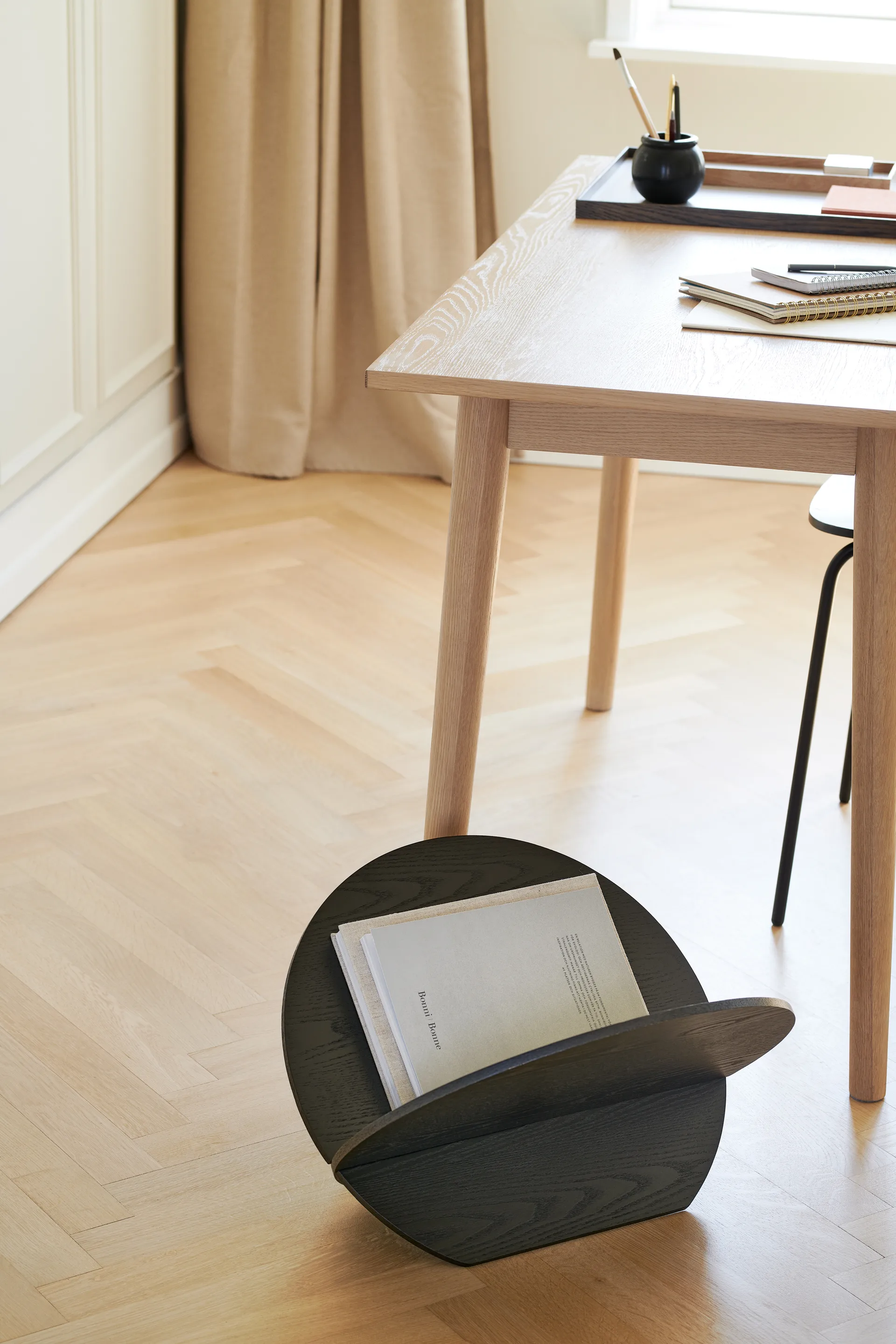 Silia magasinholder, Sort ask Gejst