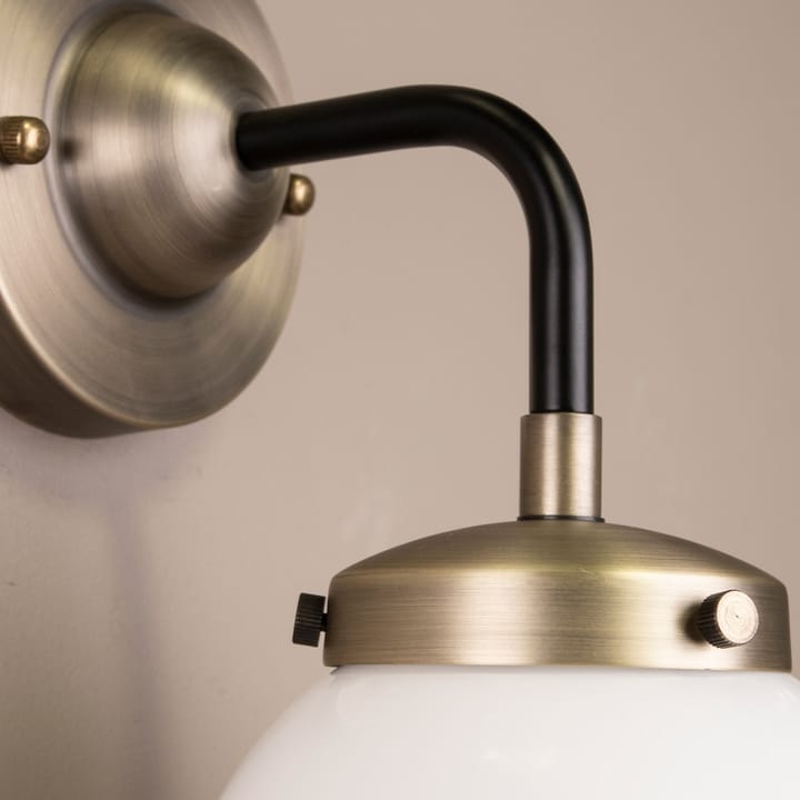 Alley 1 væglampe IP44 - Antikmessing/Hvid - Globen Lighting