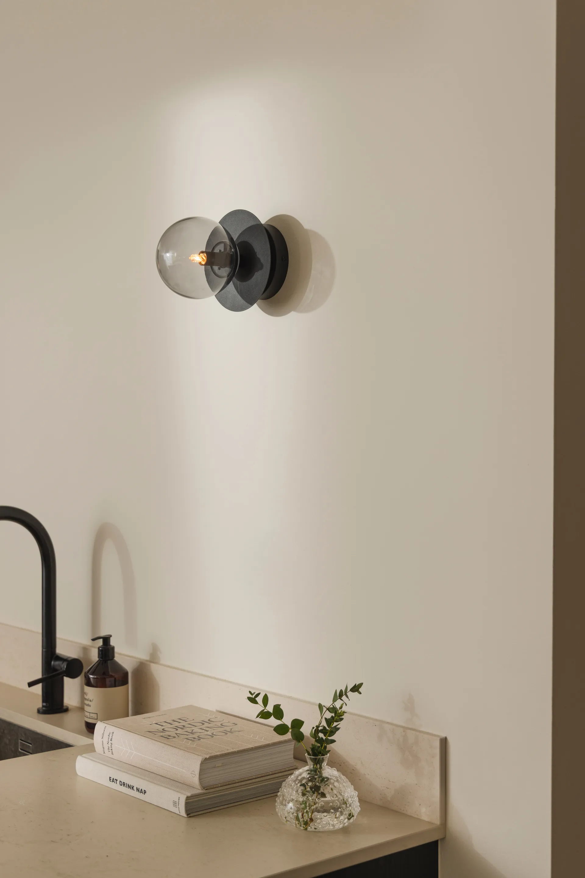 Art Deco loftlampe, Sort-røg Globen Lighting