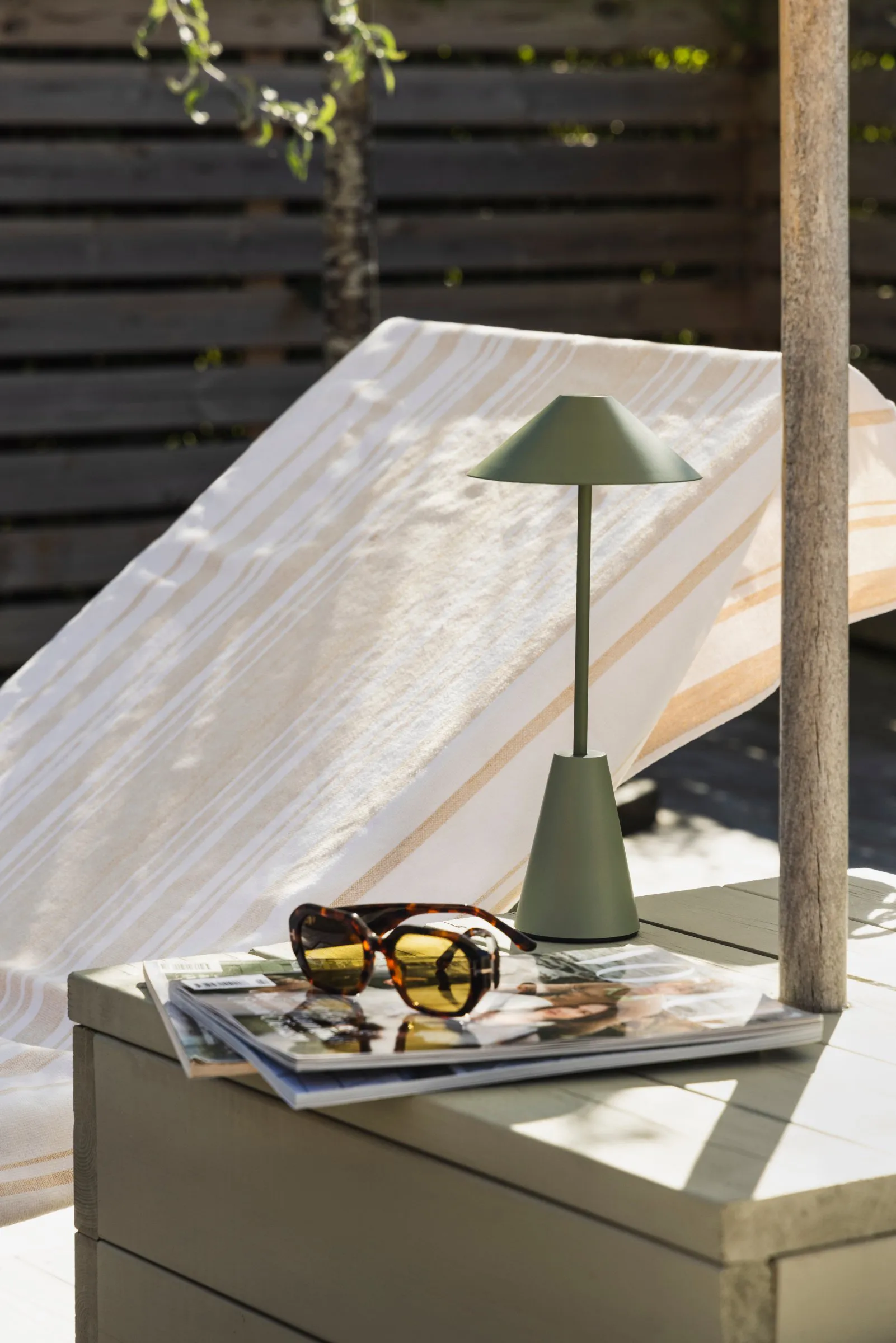 Cannes 32 portabel bordlampe, Mosgrøn Globen Lighting