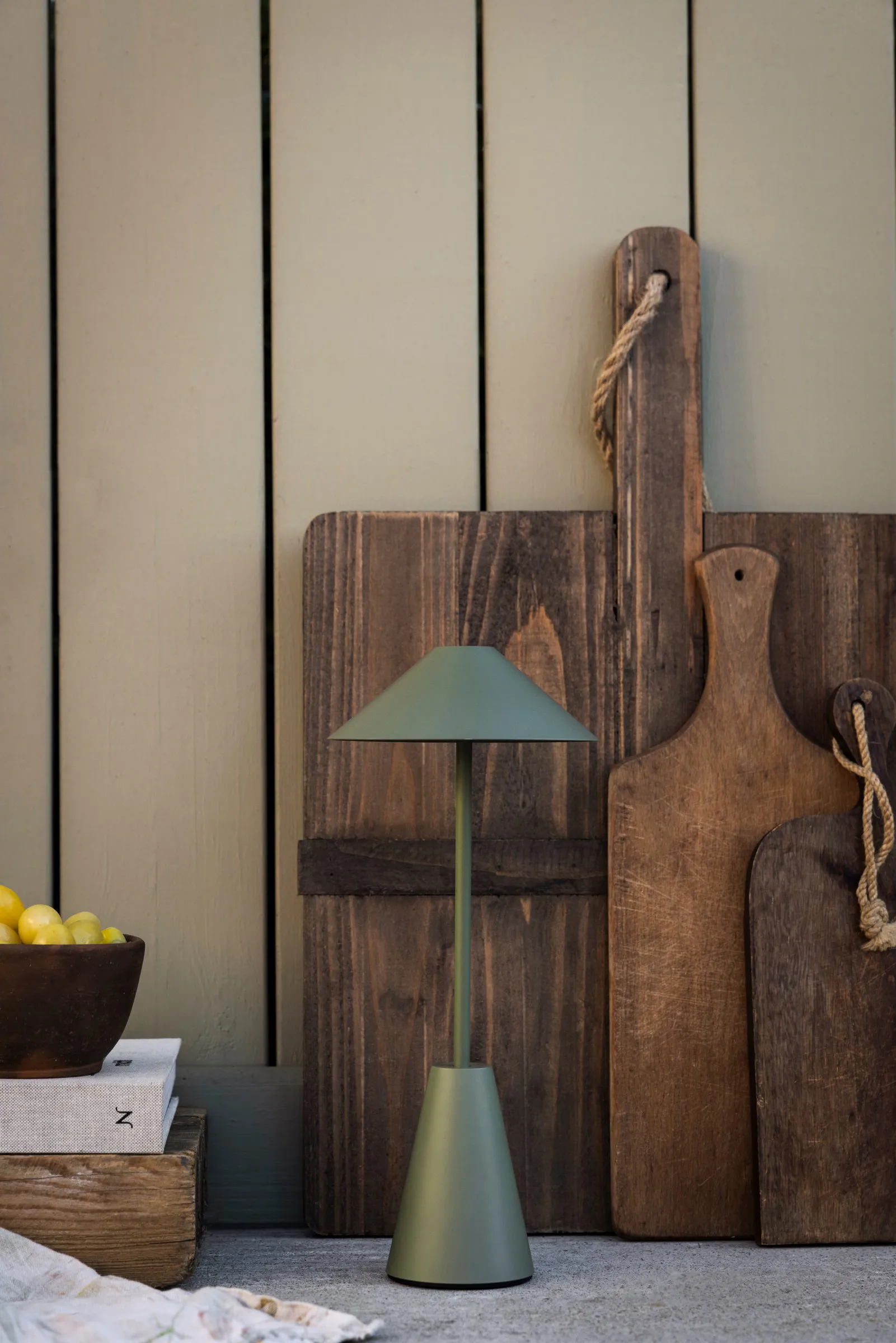 Cannes 32 portabel bordlampe, Mosgrøn Globen Lighting