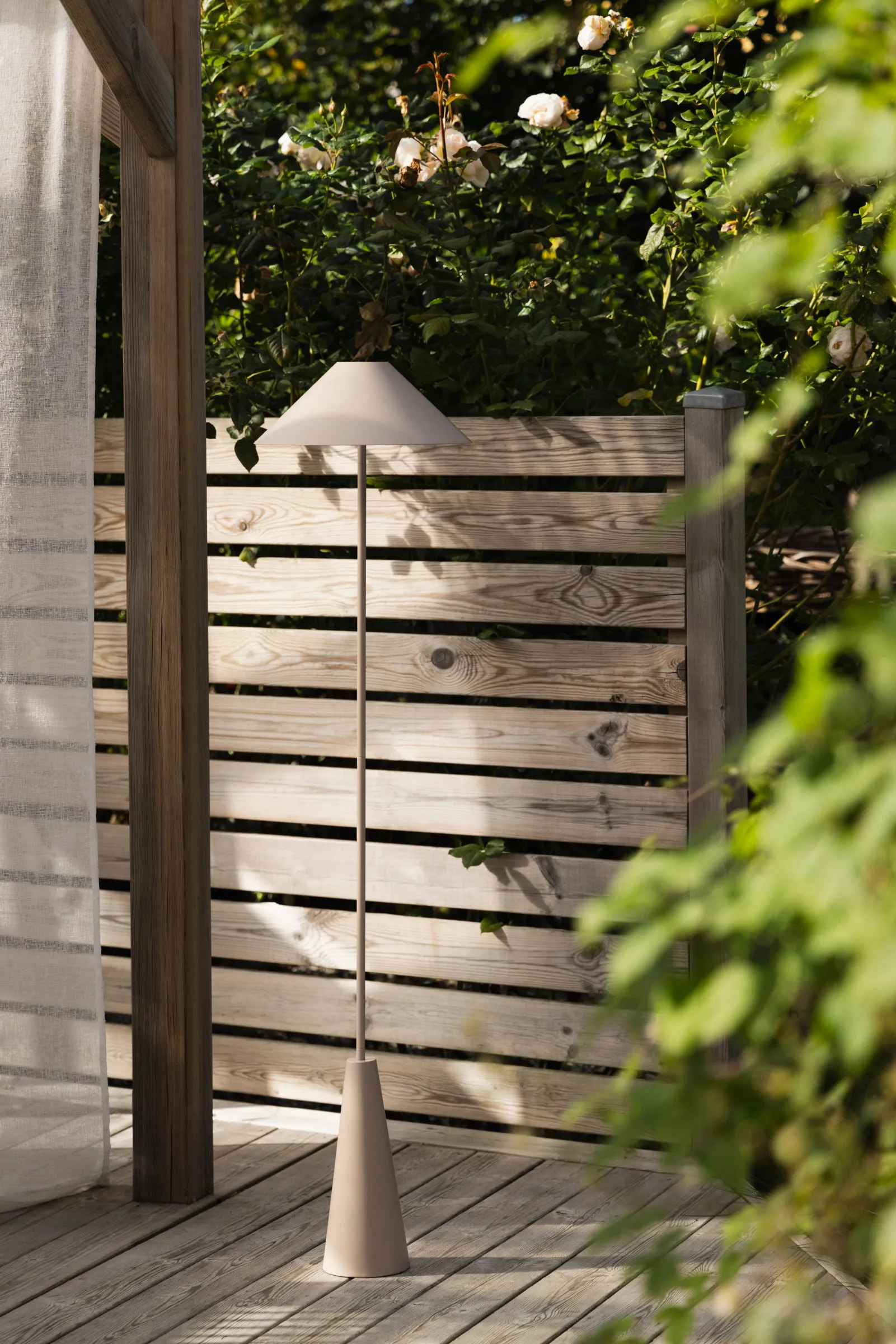 Cannes gulvlampe portabel, Mud Globen Lighting