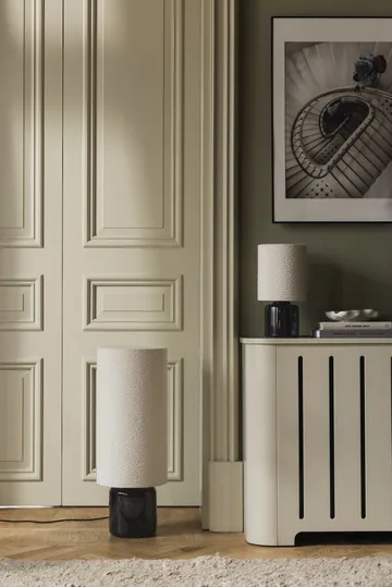 Florian gulvlampe - Hvid bouclé/sort, Ø30x80 cm - Globen Lighting