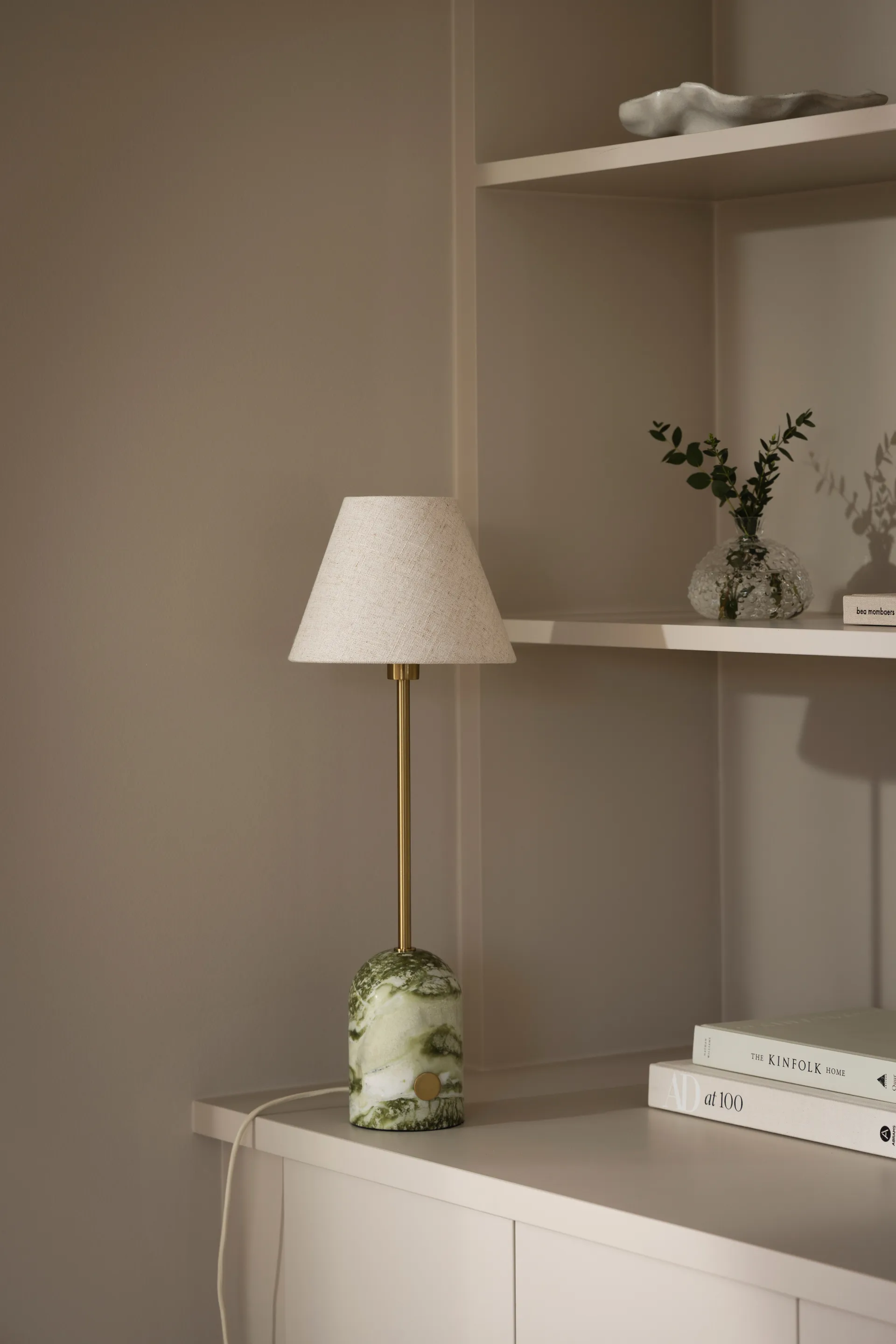 Gino 20 bordlampe, Lysegrøn marmor Globen Lighting