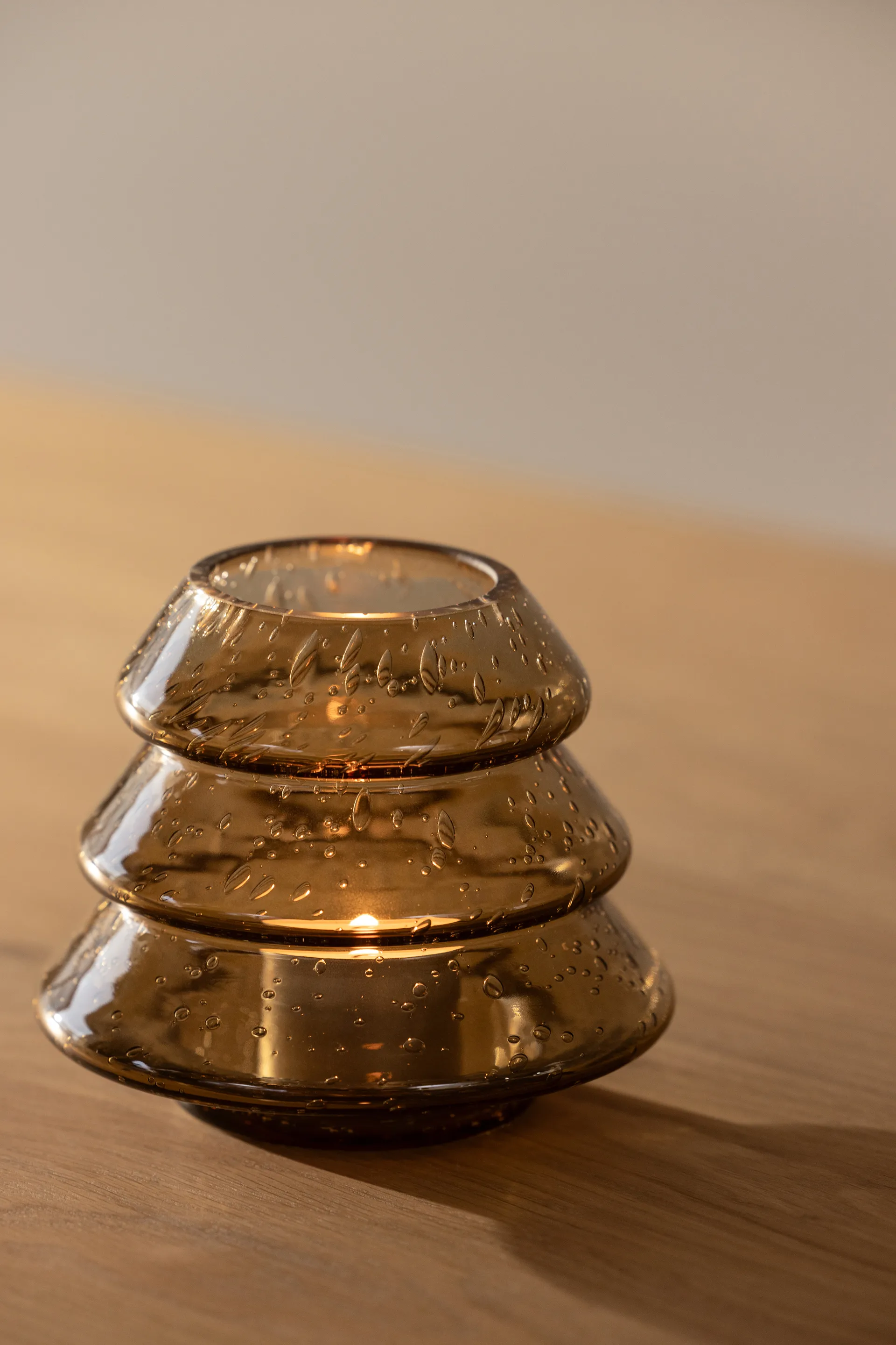 Gran 12 fyrfadsstage, Brun Globen Lighting