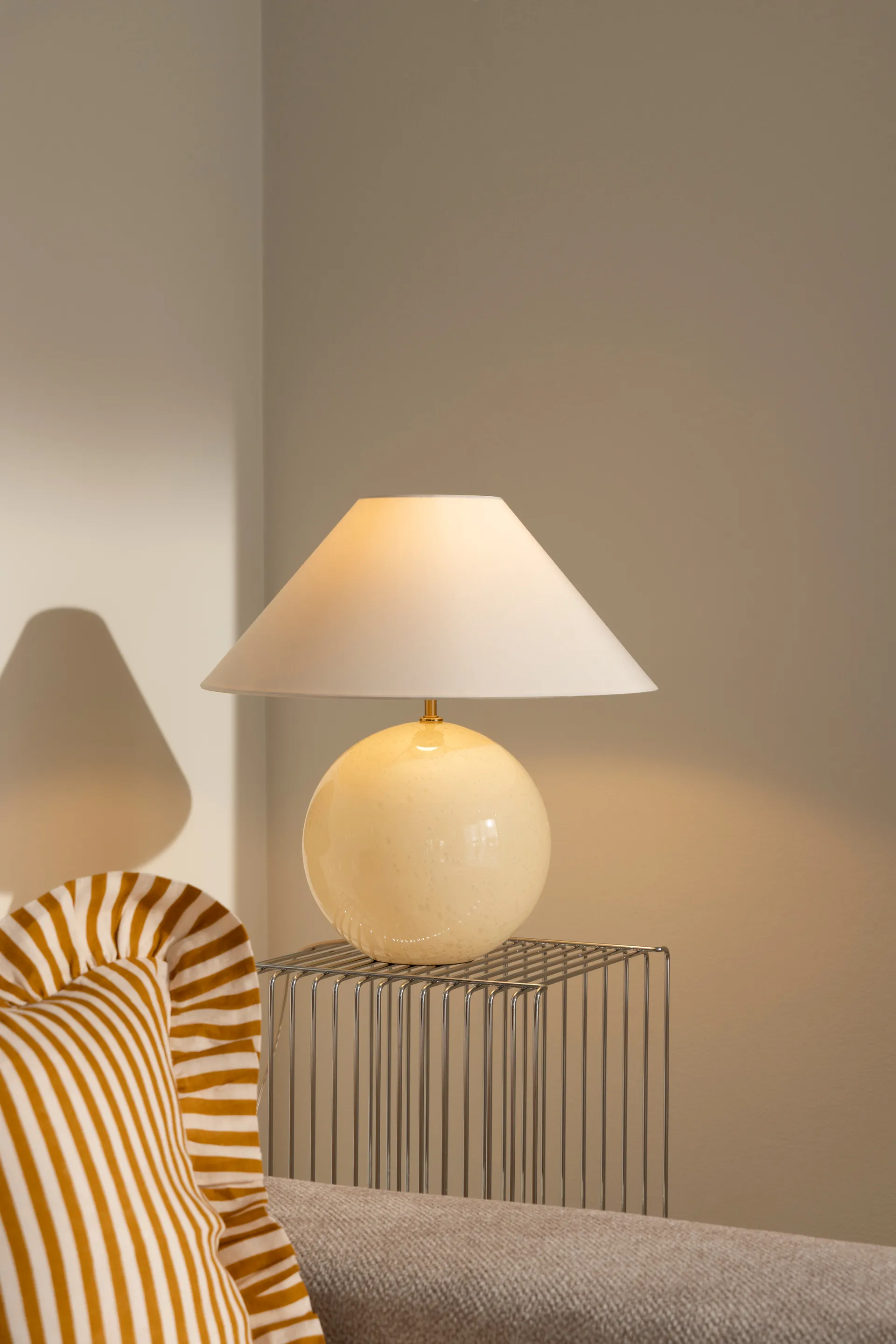 Iris 45 bordlampe, Hvid Globen Lighting