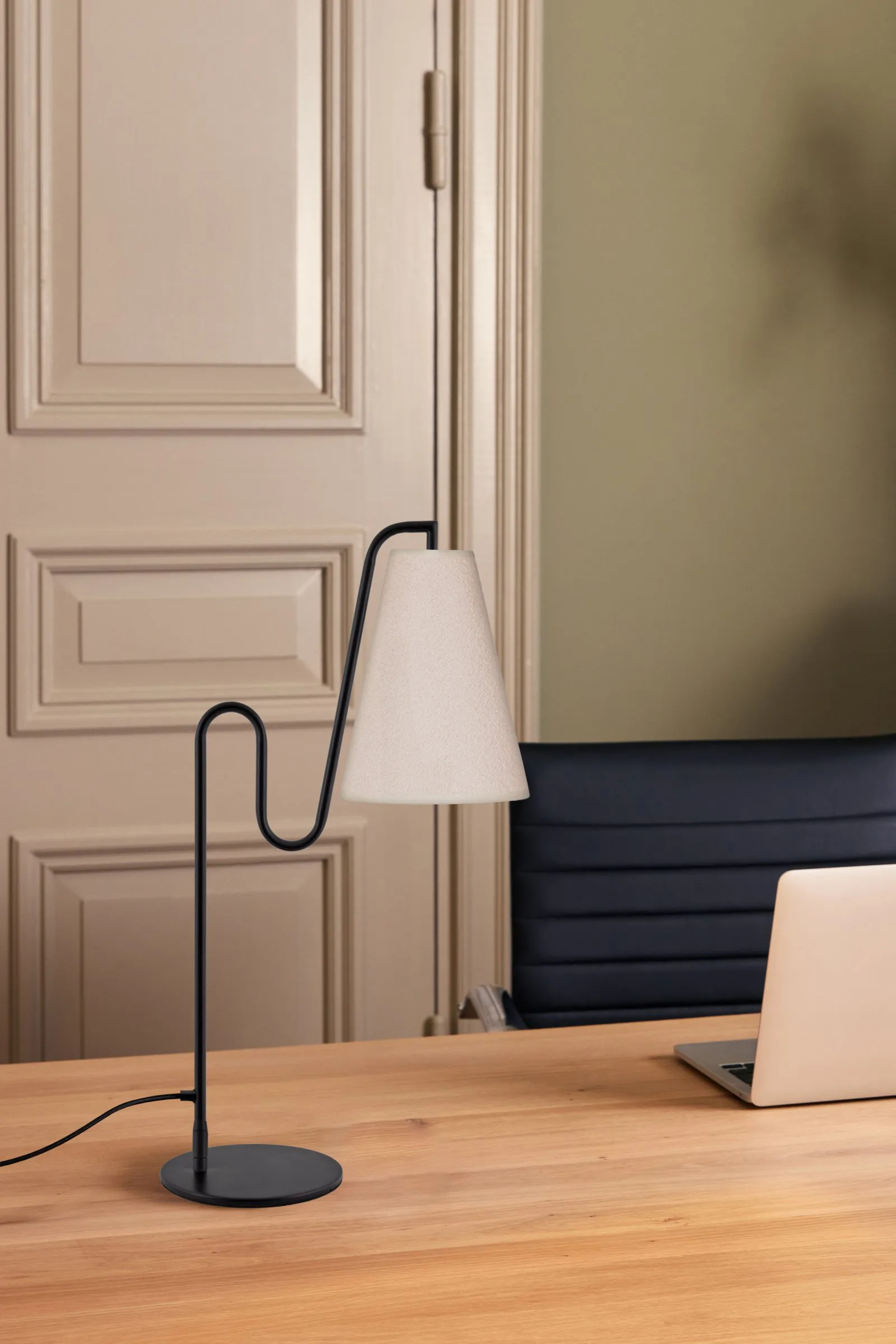 Lou bordlampe, Hvid bouclé-sort Globen Lighting