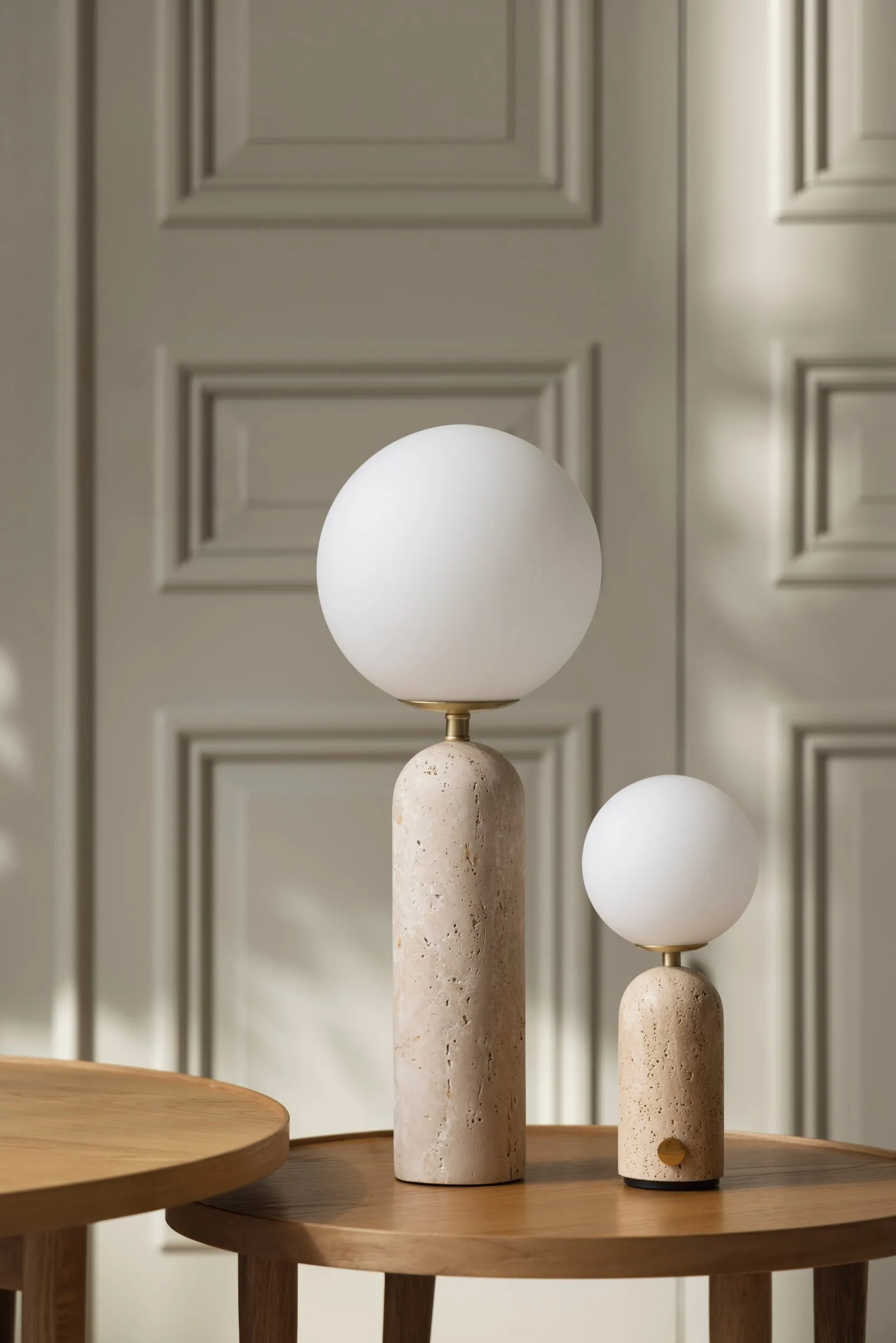 Torrano bordlampe portabel, Beige travertin Globen Lighting