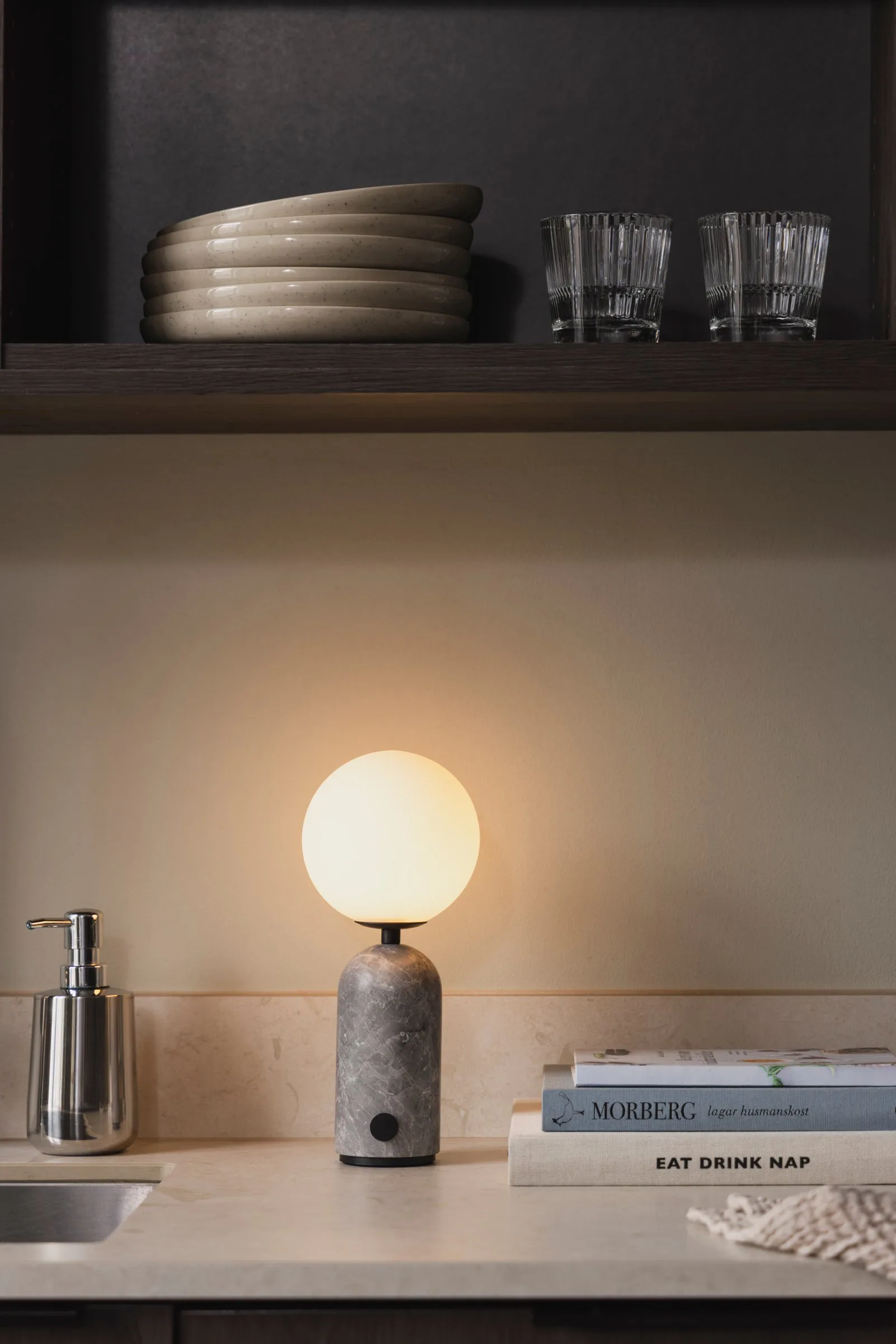 Torrano bordlampe portabel, Grå marmor Globen Lighting