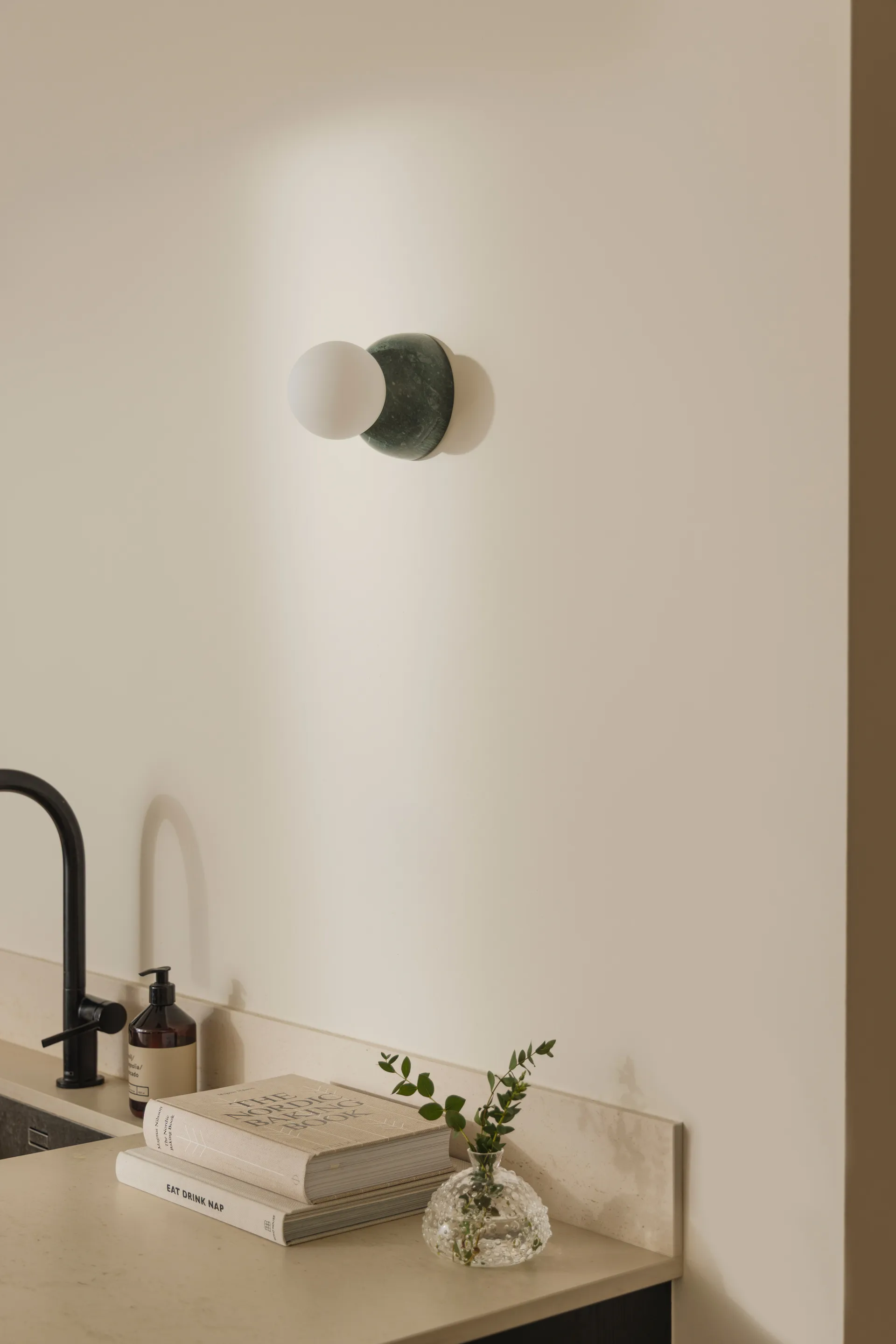 Torrano væglampe/plafond 13 cm, Mørkegrøn marmor Globen Lighting