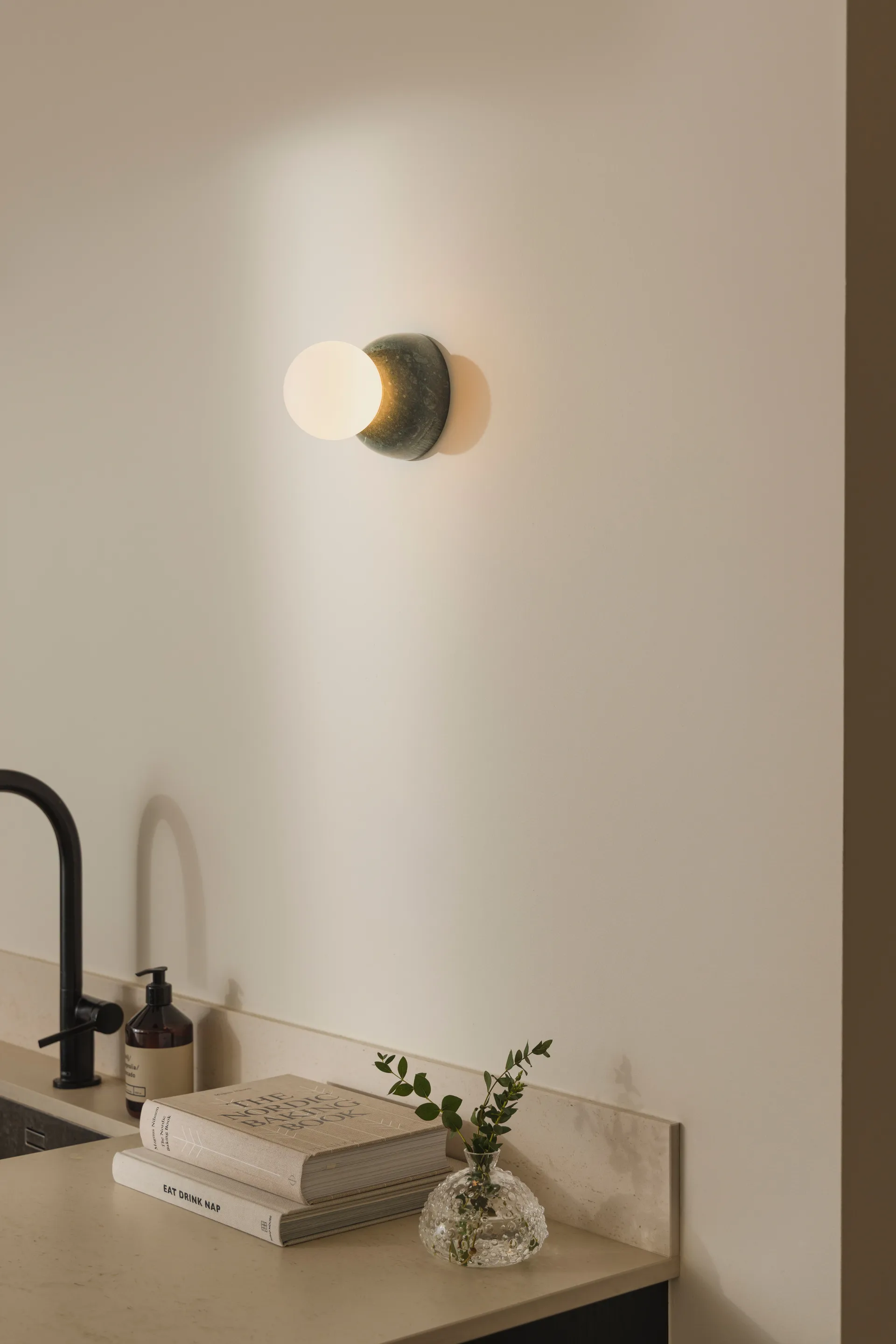 Torrano væglampe/plafond 13 cm, Mørkegrøn marmor Globen Lighting