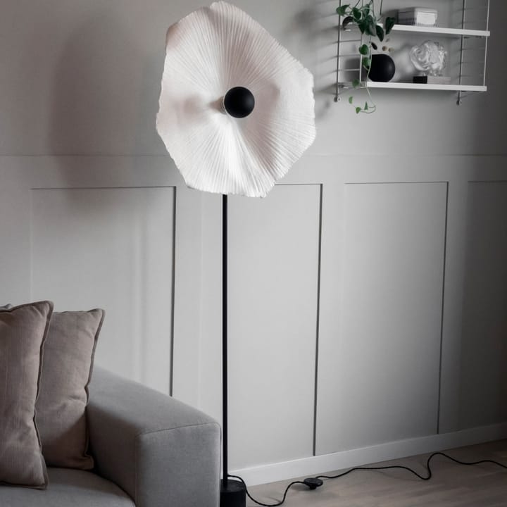 Tropez gulvlampe, natur, sort stel Globen Lighting
