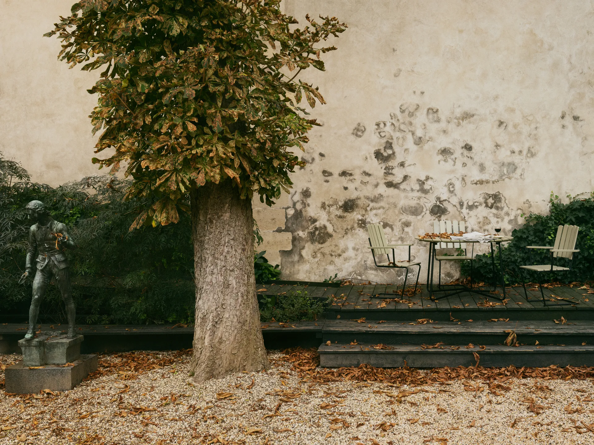 9A spisebord, Lysegrøn eg-sort, Ø120 cm Grythyttan Stålmöbler