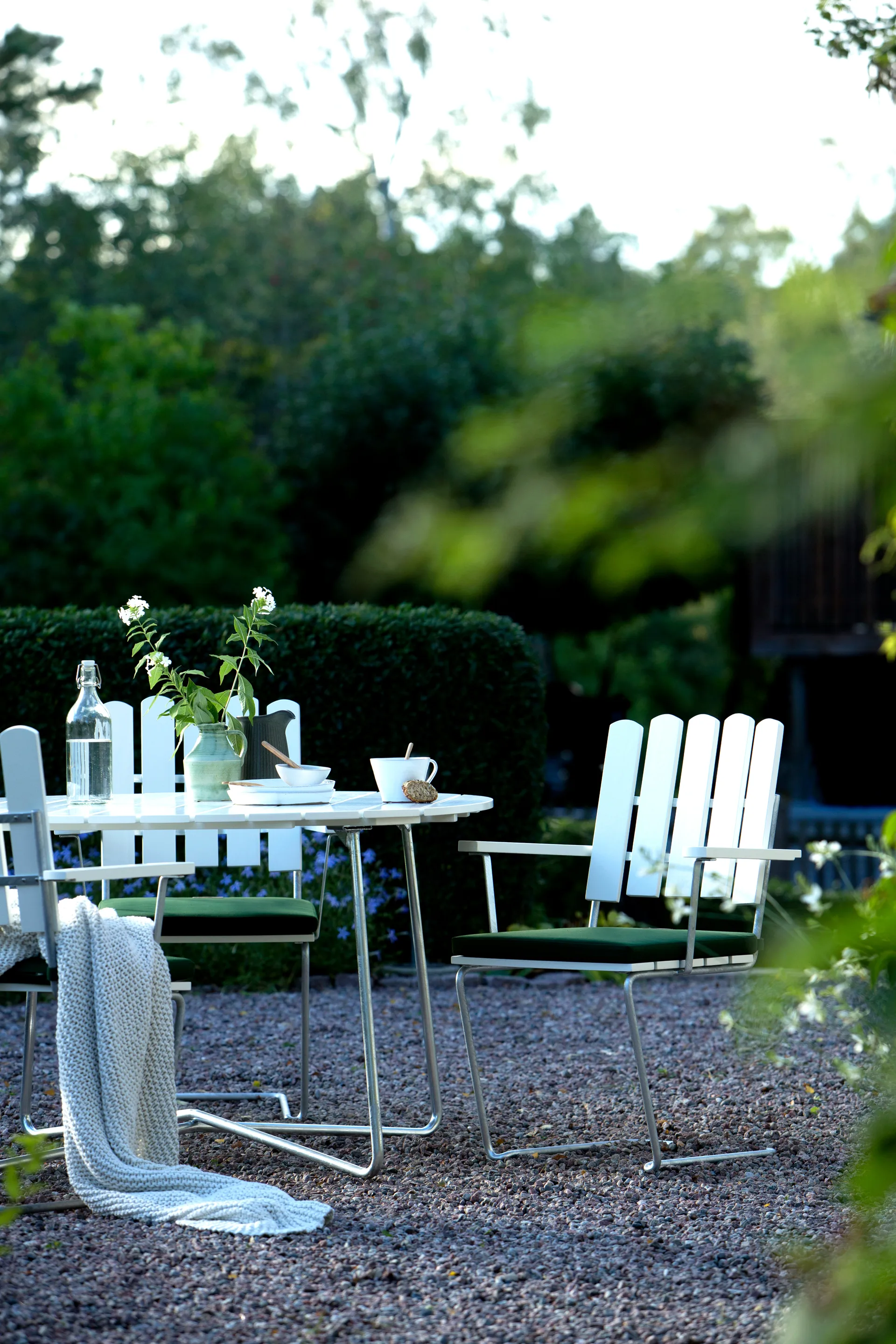 A2 lænestol, Hvid lak eg-varmforzinket Grythyttan Stålmöbler