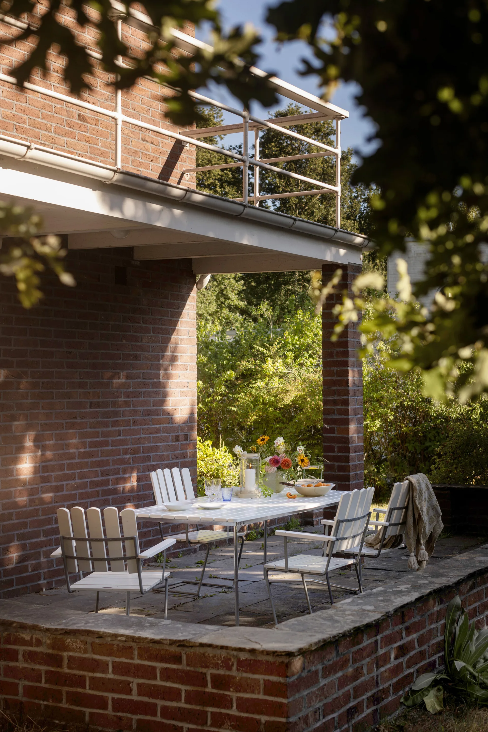 B31 spisebord, Hvid lak eg-varmforzinket Grythyttan Stålmöbler