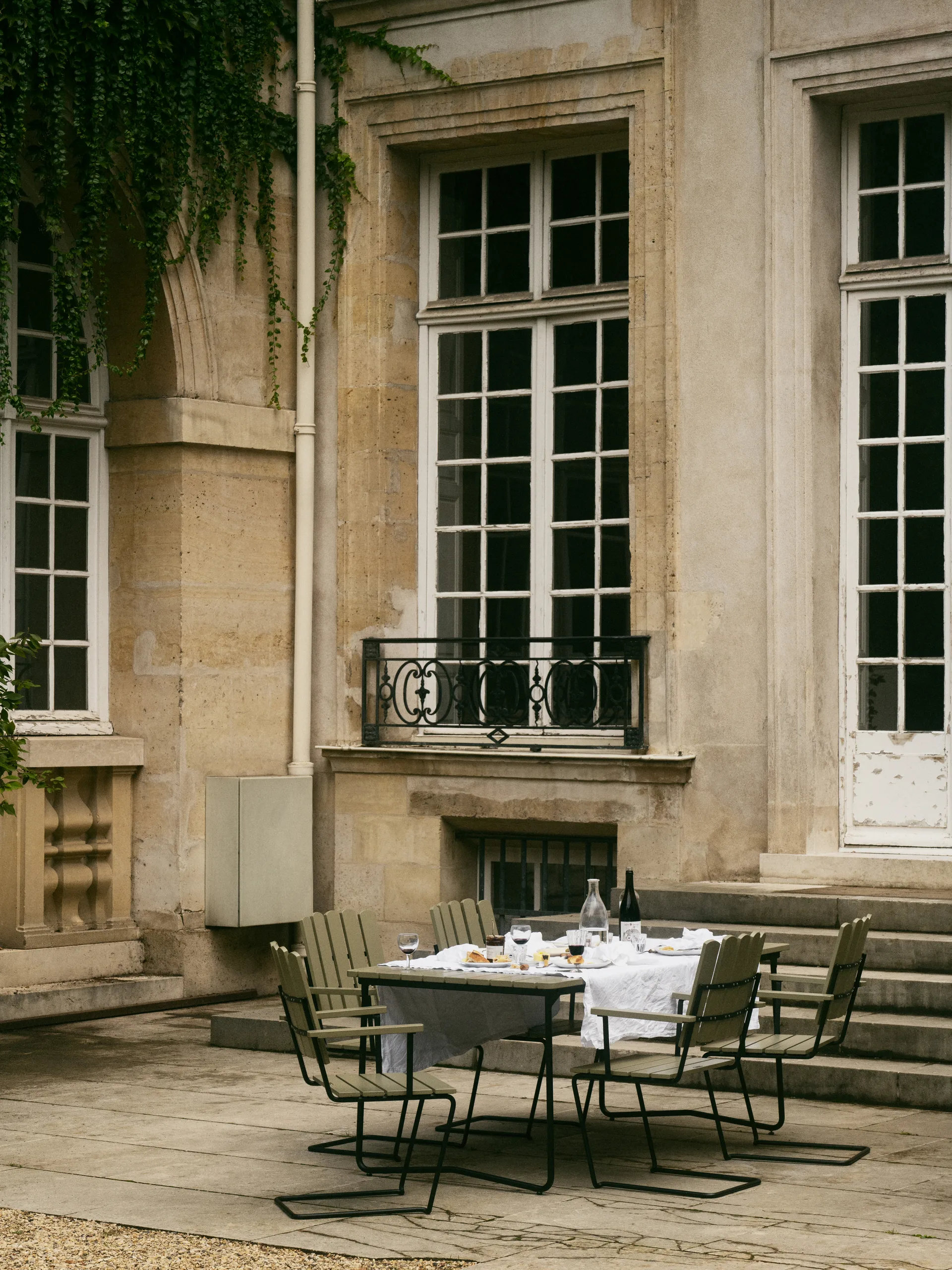 B31 spisebord, Lysegrøn eg-sort Grythyttan Stålmöbler