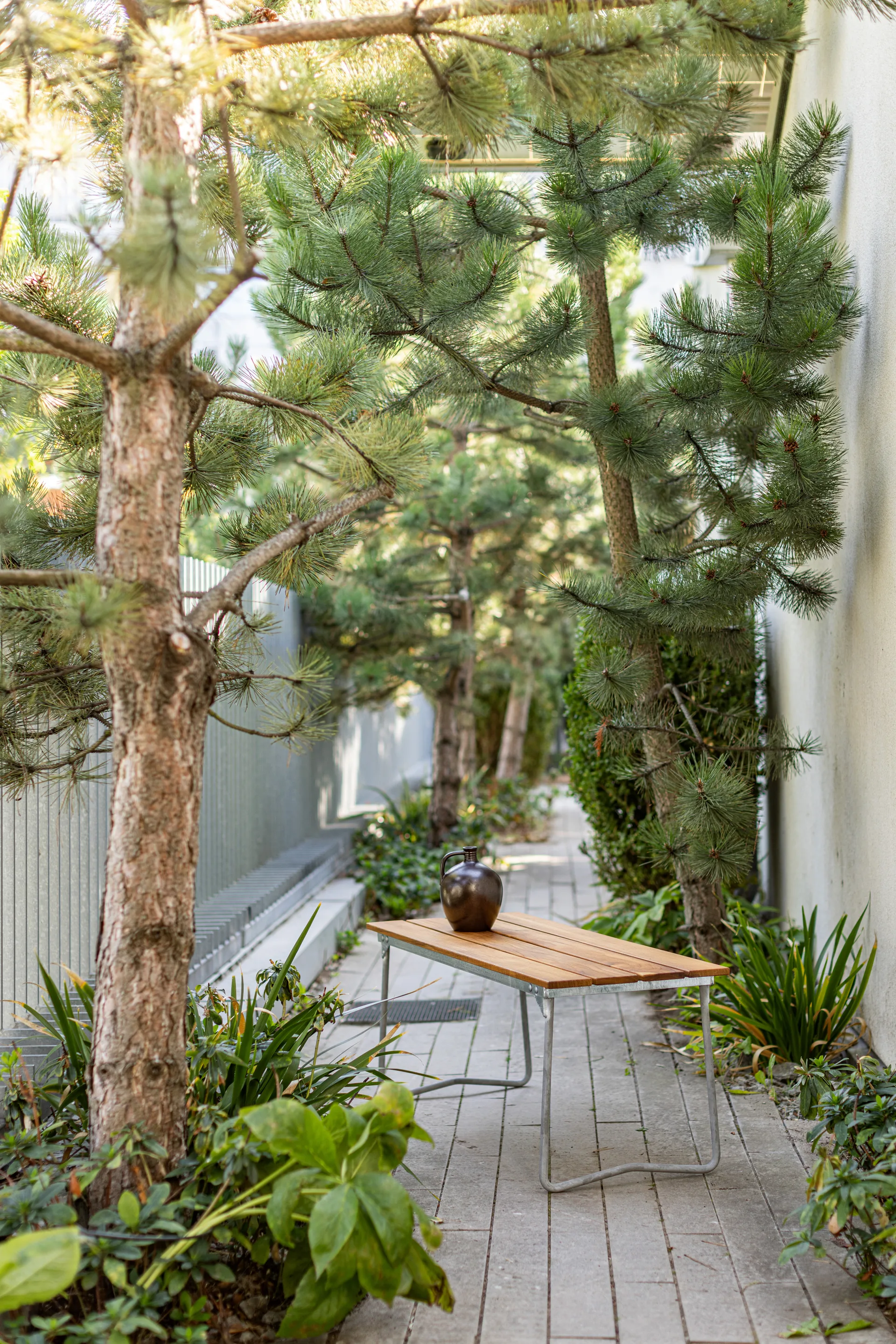 Bänk 8 bænk, Teak-varmforzinket stålstativ Grythyttan Stålmöbler