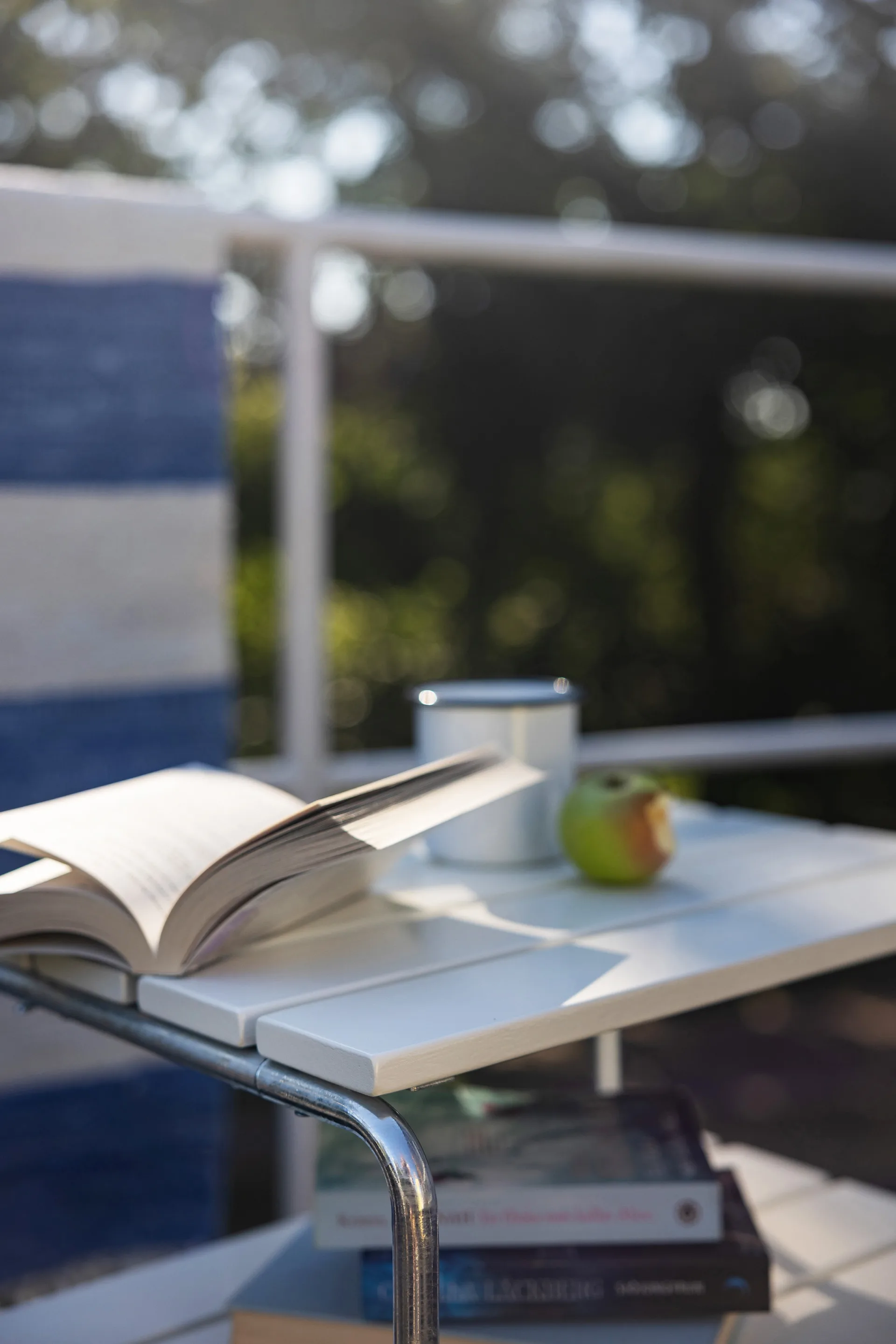 Grythyttan sidebord, Hvid lak eg-varmforzinket stativ Grythyttan Stålmöbler