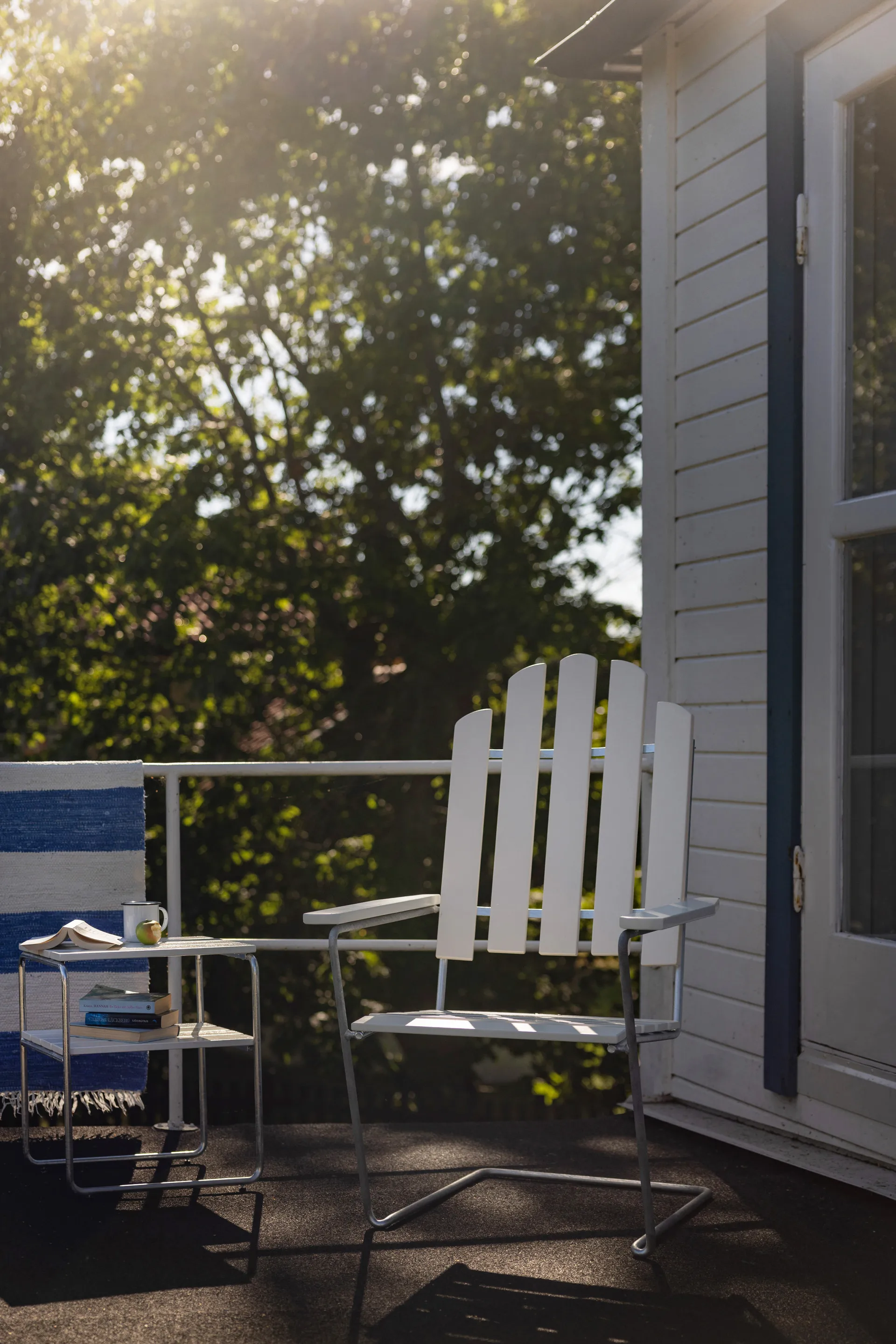 Grythyttan sidebord, Hvid lak eg-varmforzinket stativ Grythyttan Stålmöbler