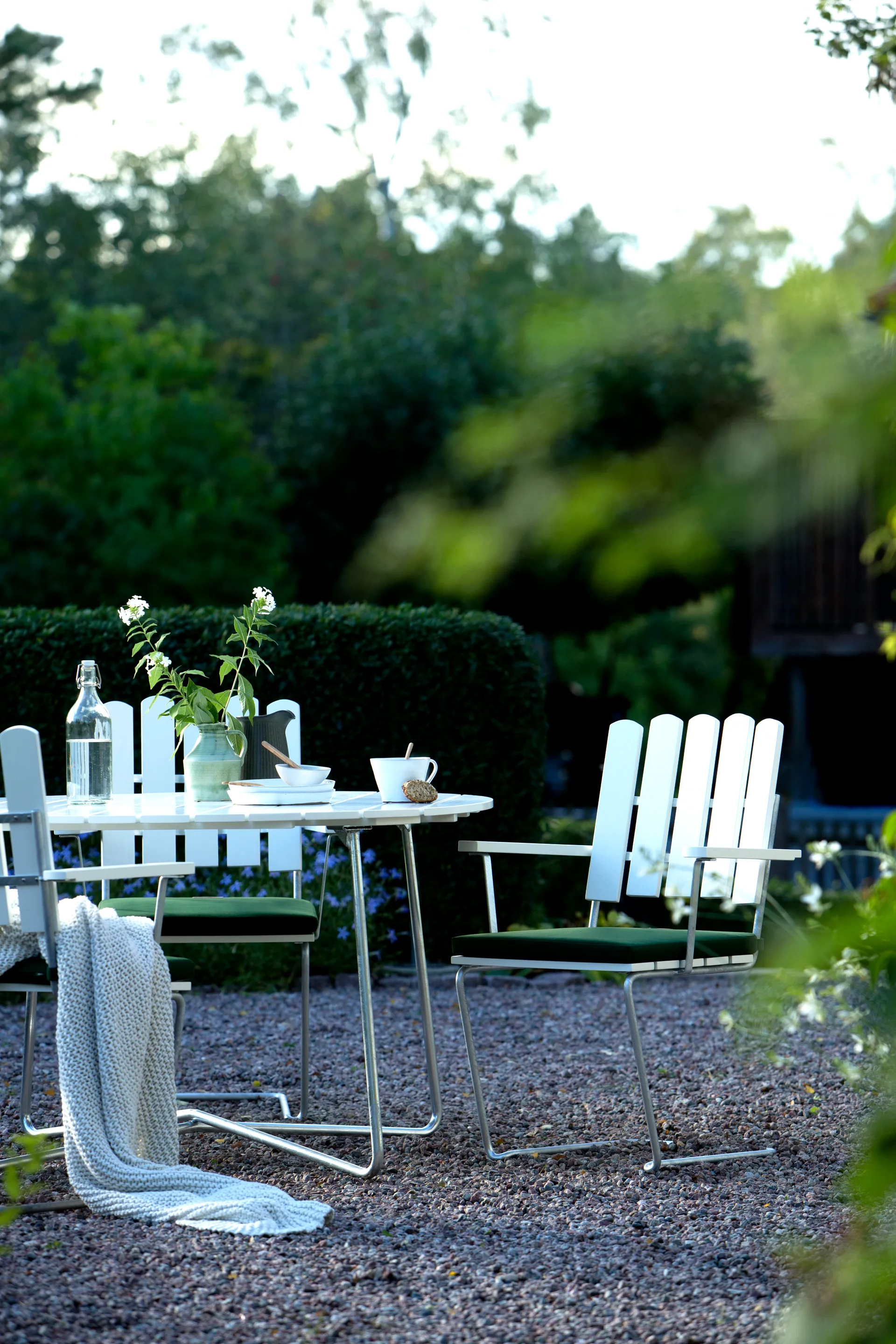 Grythyttan spisegruppe hvid 9A Ø120cm + 5 stk. A2 Grythyttan Stålmöbler