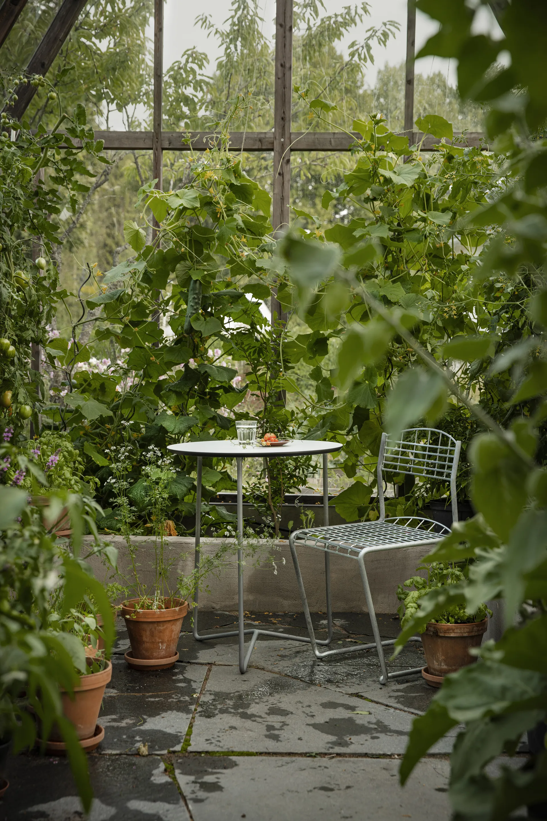 High Tech bord, Hvid-varmforzinket stativ, Ø60 cm Grythyttan Stålmöbler