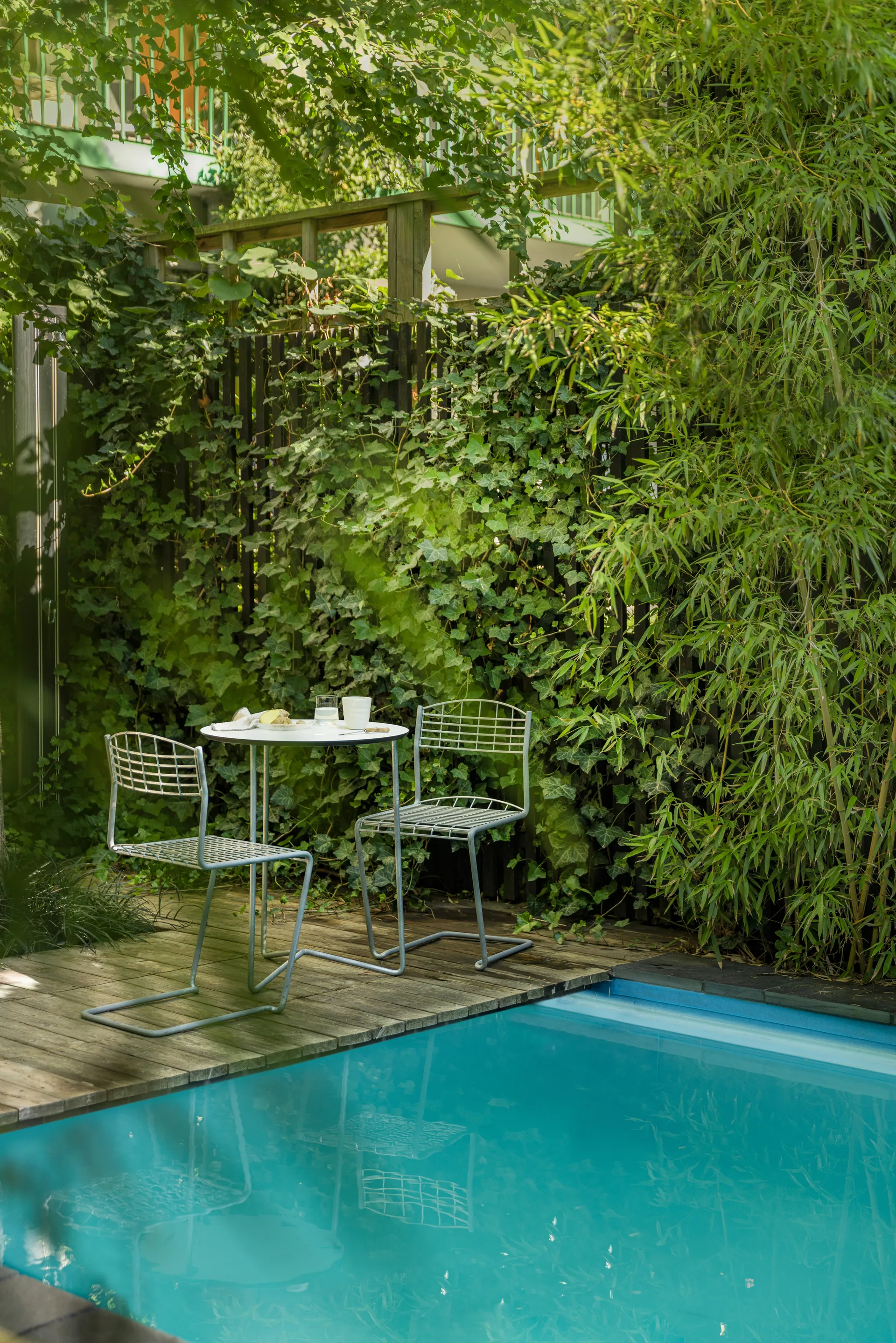 High Tech bord, Hvid-varmforzinket stativ, Ø60 cm Grythyttan Stålmöbler