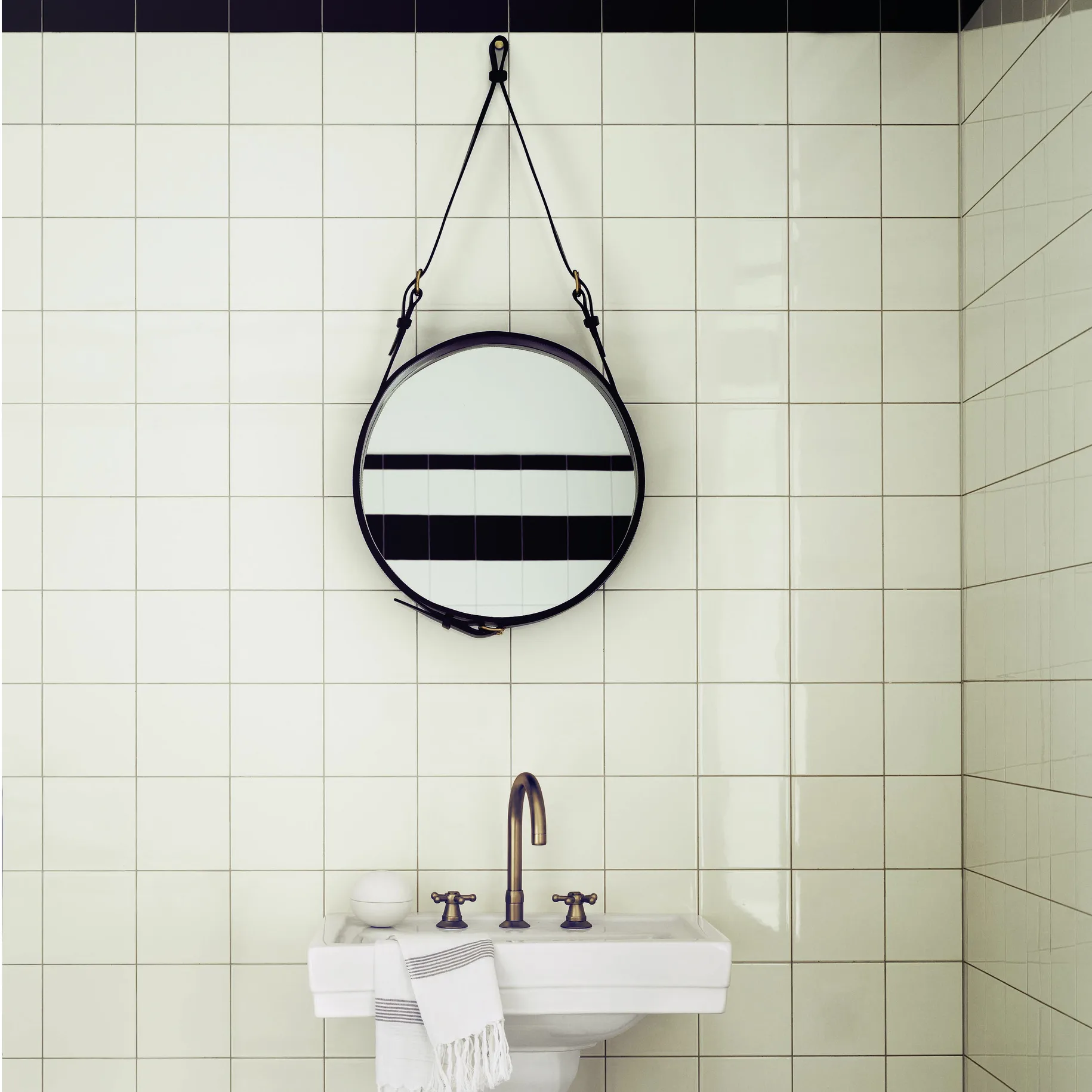 Adnet Circulaire spejl S, sort GUBI