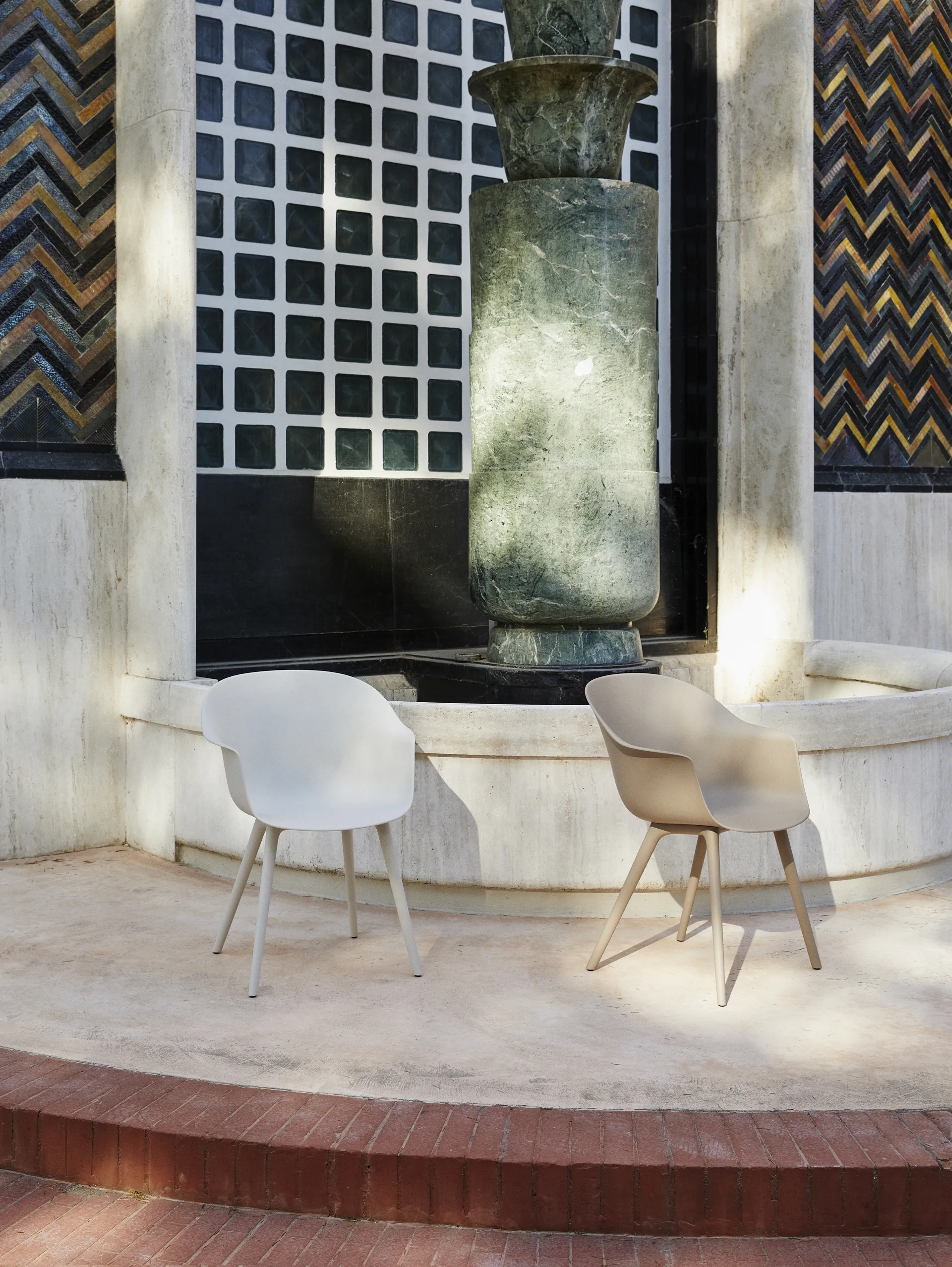 Bat Dining Outdoor stol, new beige GUBI