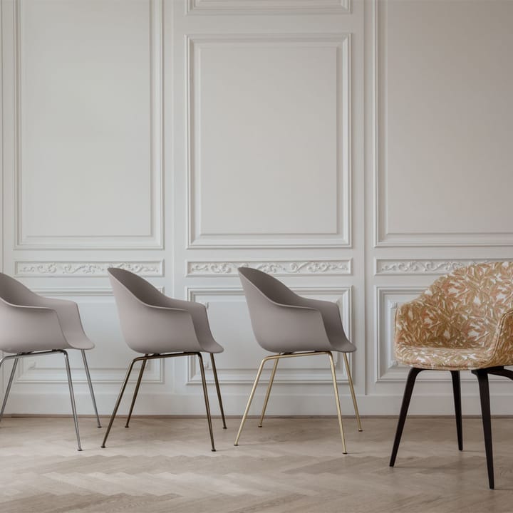 Bat stol, alabaster white, sort understel i stål GUBI