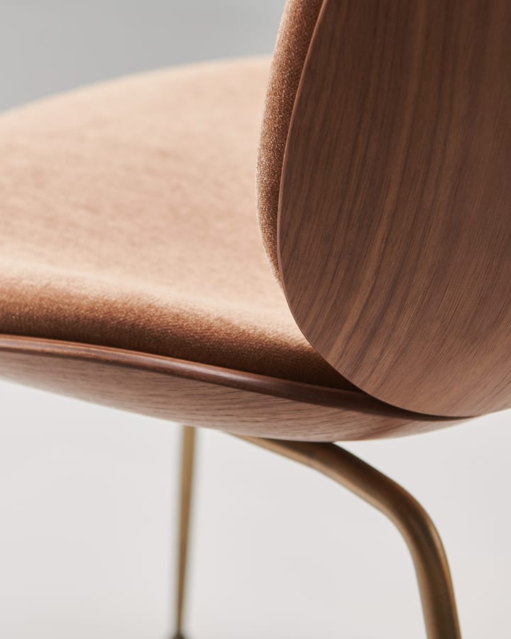 Beetle betrukket stol valnød, Antik messing/Belsuede 132 GUBI