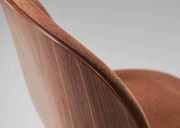Beetle betrukket stol valnød - Antik messing/Belsuede 132 - GUBI