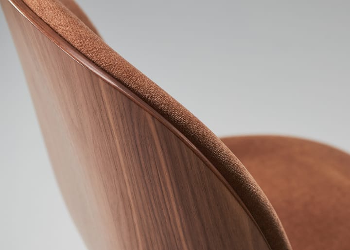 Beetle betrukket stol valnød, Antik messing/Belsuede 132 GUBI