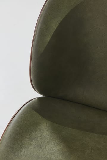 Beetle betrukket stol valnød - Antik messing/Leather Army - GUBI