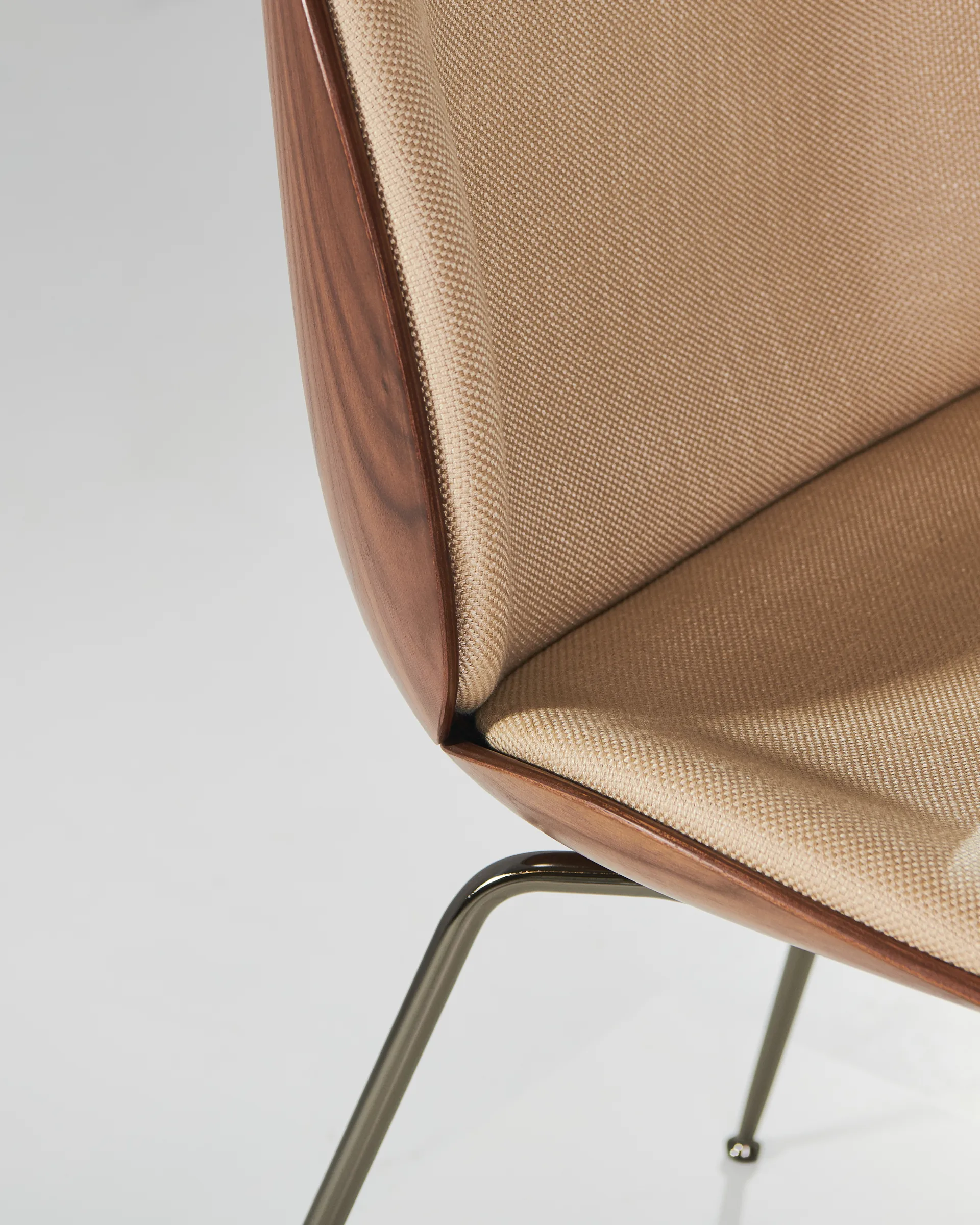 Beetle betrukket stol valnød, Sortforkromet/Flair 134 GUBI