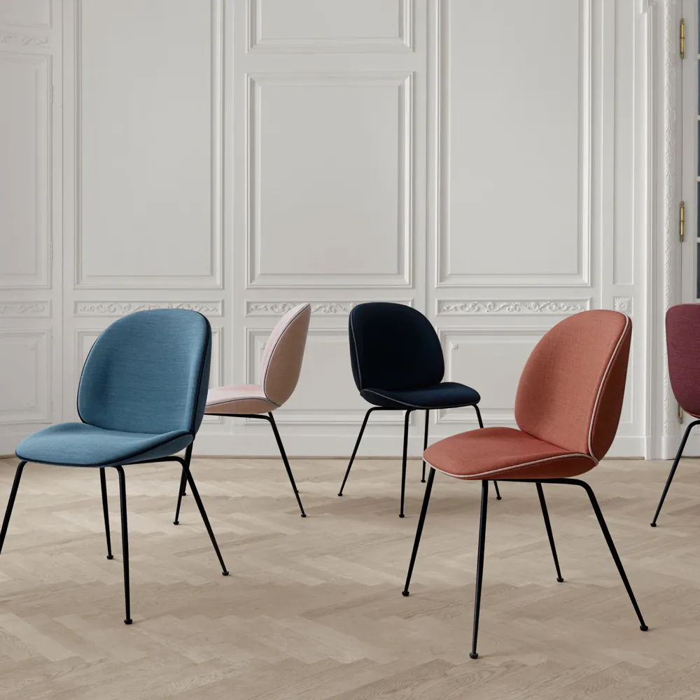 Beetle dining chair fully upholstered conic base, stof Velluto Cotone 970 mørkeblå, sort stålstel GUBI