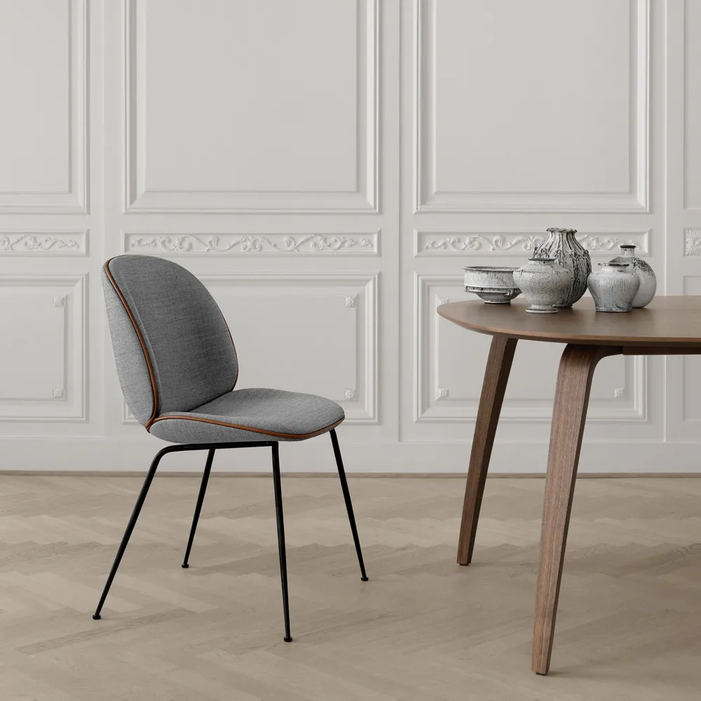 Beetle dining chair fully upholstered conic base, stof Velluto Cotone 970 mørkeblå, sort stålstel GUBI