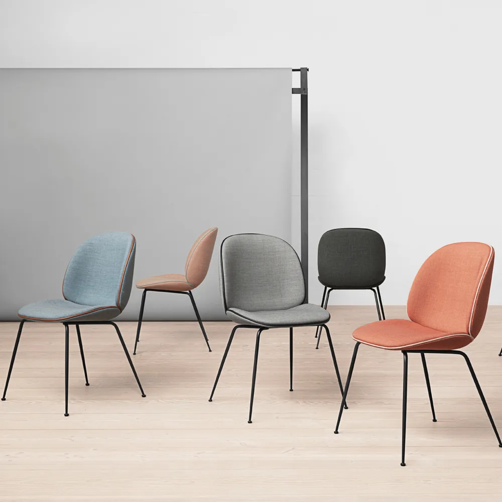 Beetle dining chair fully upholstered conic base, stof Velluto Cotone 970 mørkeblå, sort stålstel GUBI